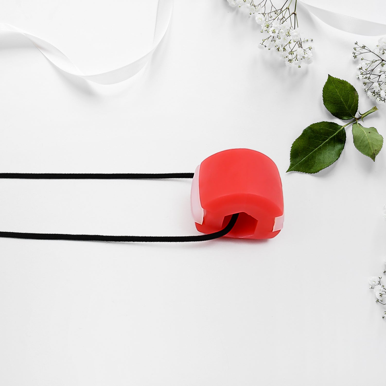 Wukusy red mouth exerciser for health care, designed to help achieve a sharp, chiseled mouth quickly and easily.