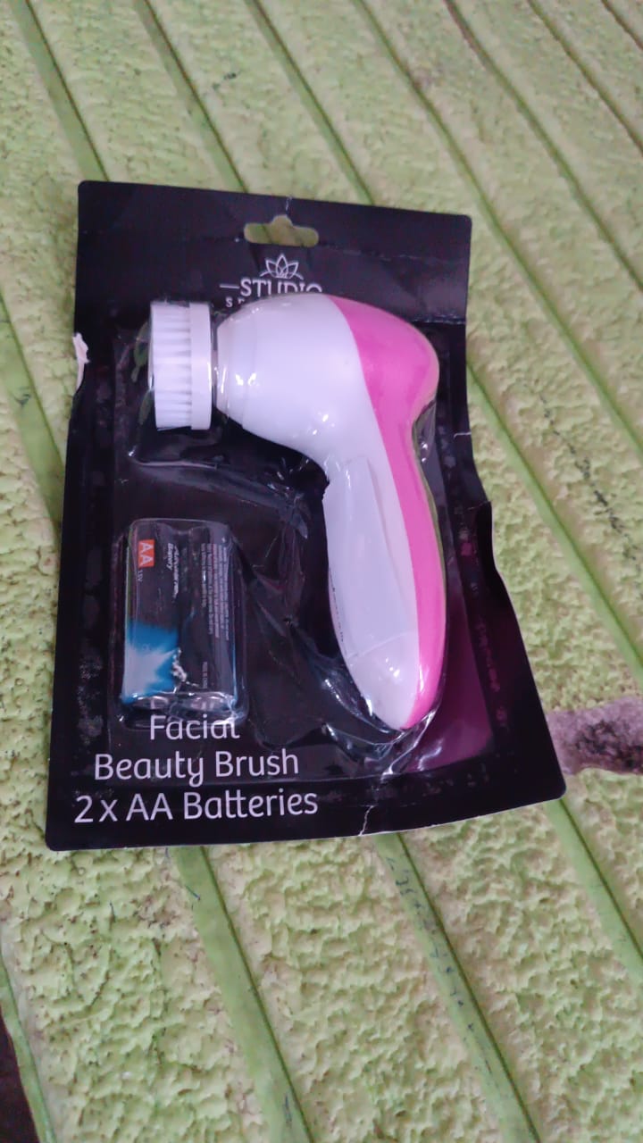 Wukusy facial beauty brush face massager with handle, powered by 2 AA batteries, for skincare and facial cleansing.