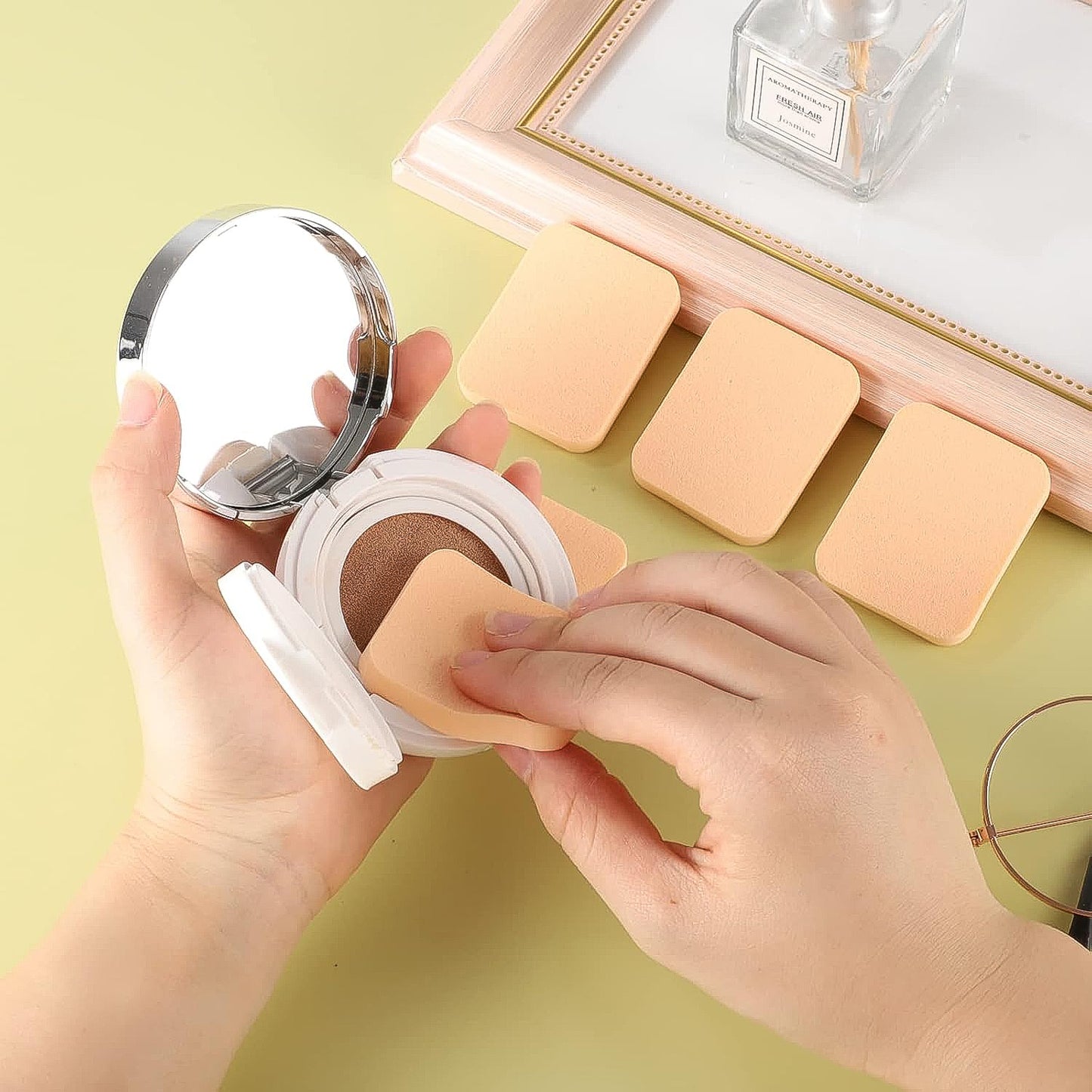 Wukusy makeup sponge set with six liquid, cream, and powder applicator sponges for flawless beauty application.
