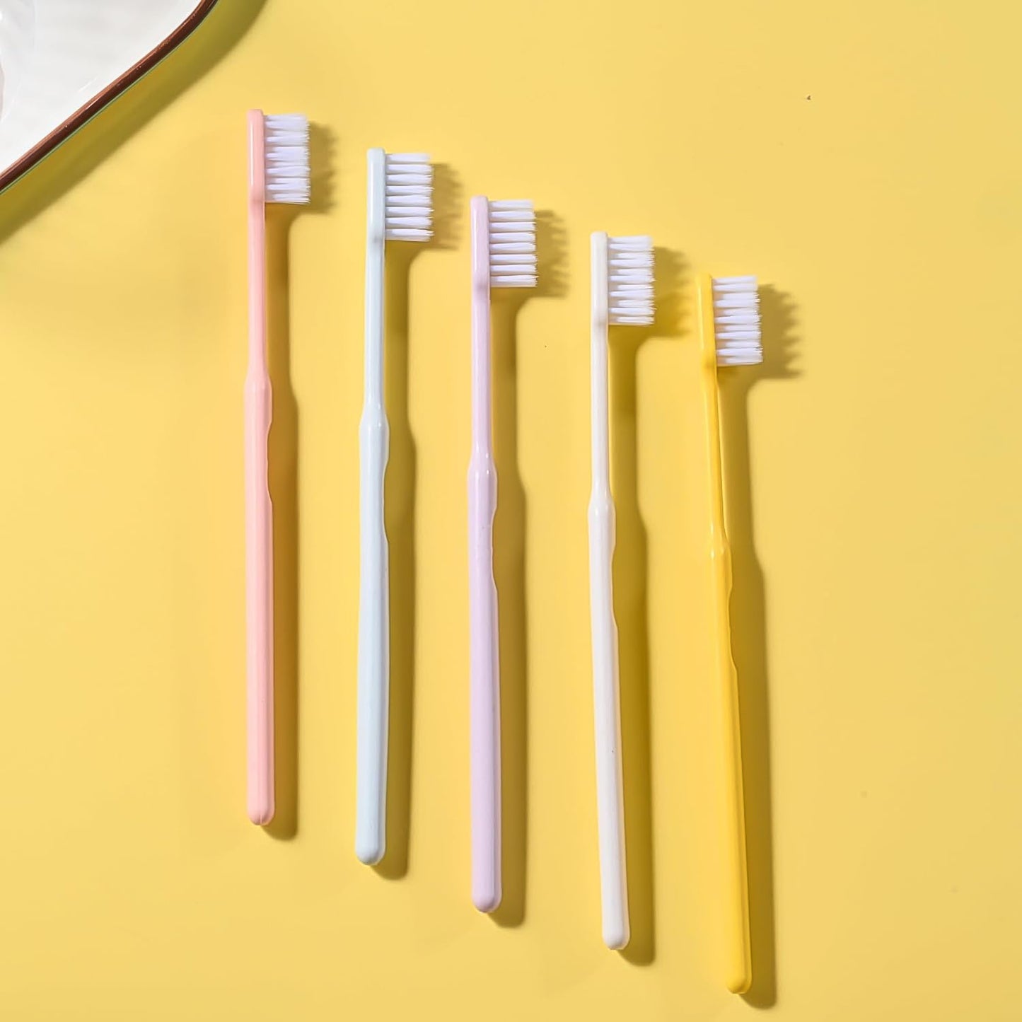 Set of 20 Wukusy plastic toothbrushes with round plastic boxes, ideal for travel and oral health care.
