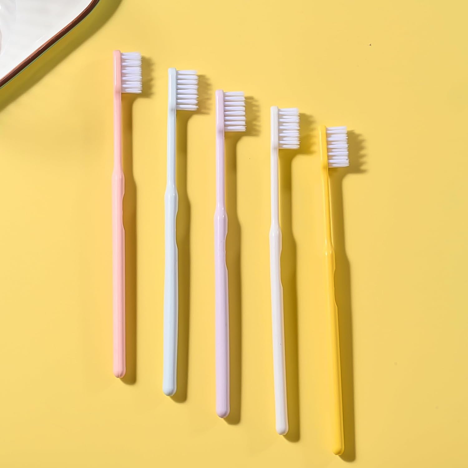 Set of 20 Wukusy plastic toothbrushes with round plastic boxes, ideal for travel and oral health care.