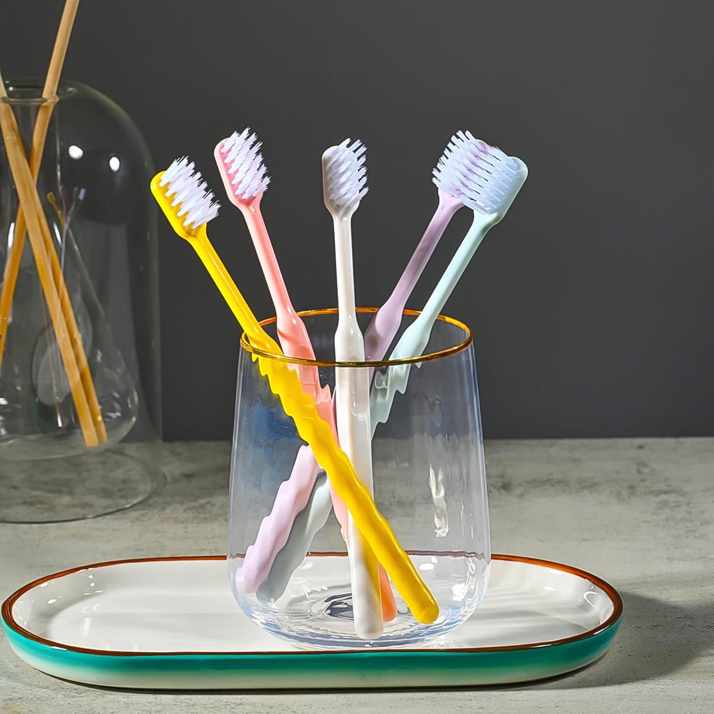 Set of 20 Wukusy plastic toothbrushes with round plastic storage boxes, ideal for travel and daily oral hygiene.