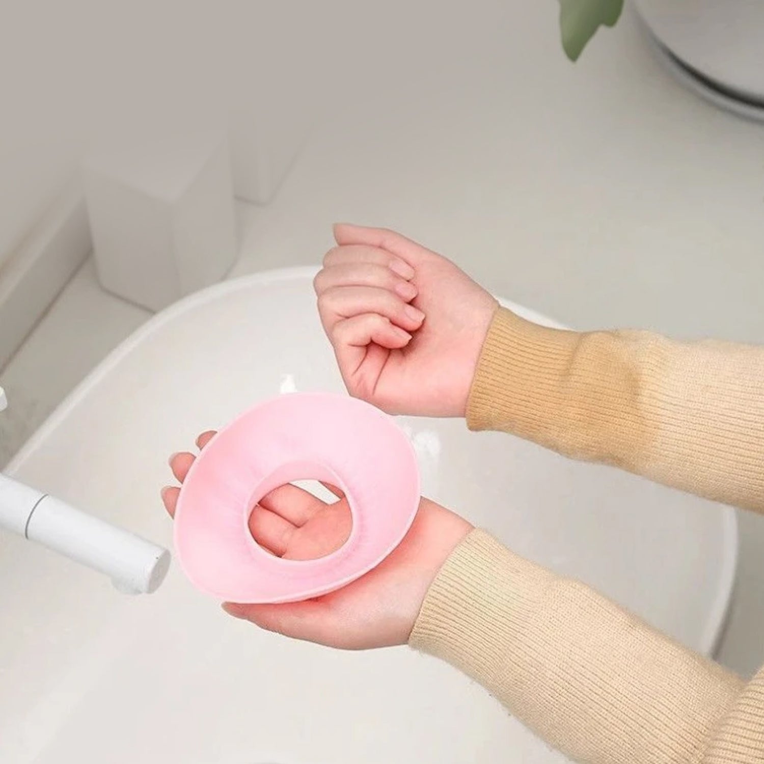 Wukusy silicone wrist bands for face washing, 2-pack in mixed colors, health care accessory for skincare routines.