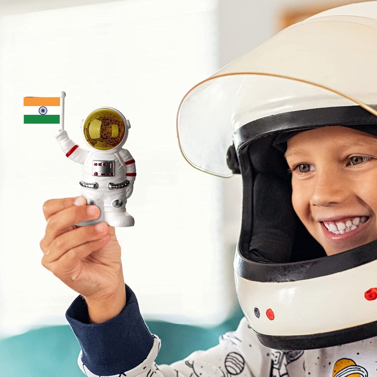 Wukusy solar-powered astronaut ornament with moving hand holding Indian flag, ideal for home decor.