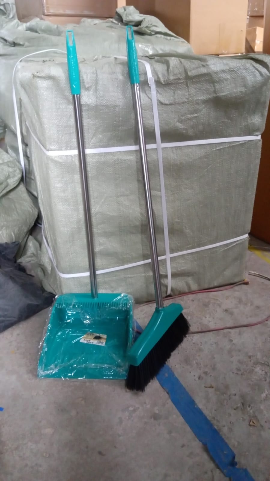Wukusy long handle dustpan and brush 2-piece set for sweeping and cleaning in home or office environments.