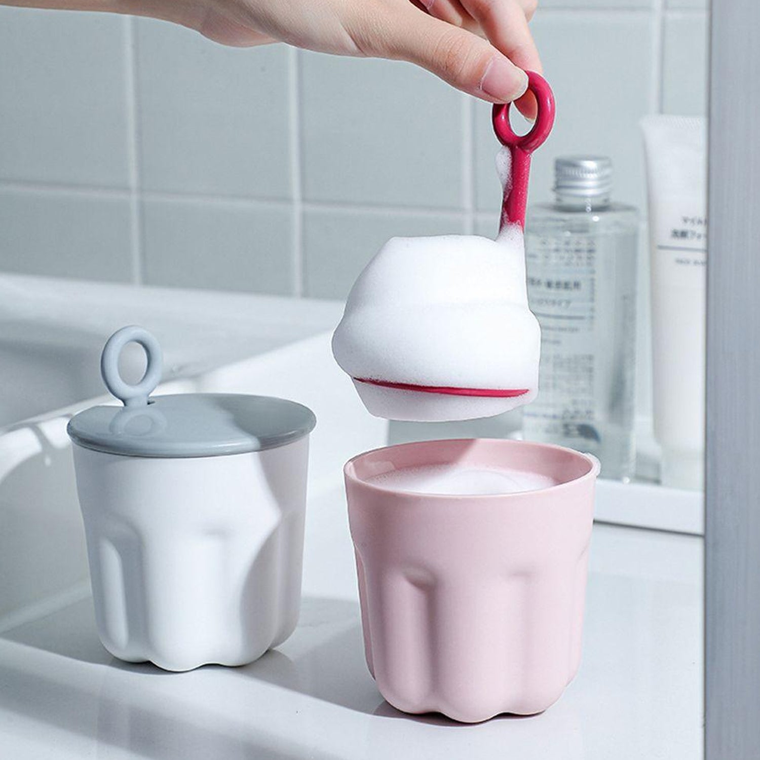 Wukusy winter facial cleanser foaming shaker with bubble foam for gentle cleansing, warm and fluffy winter skincare.