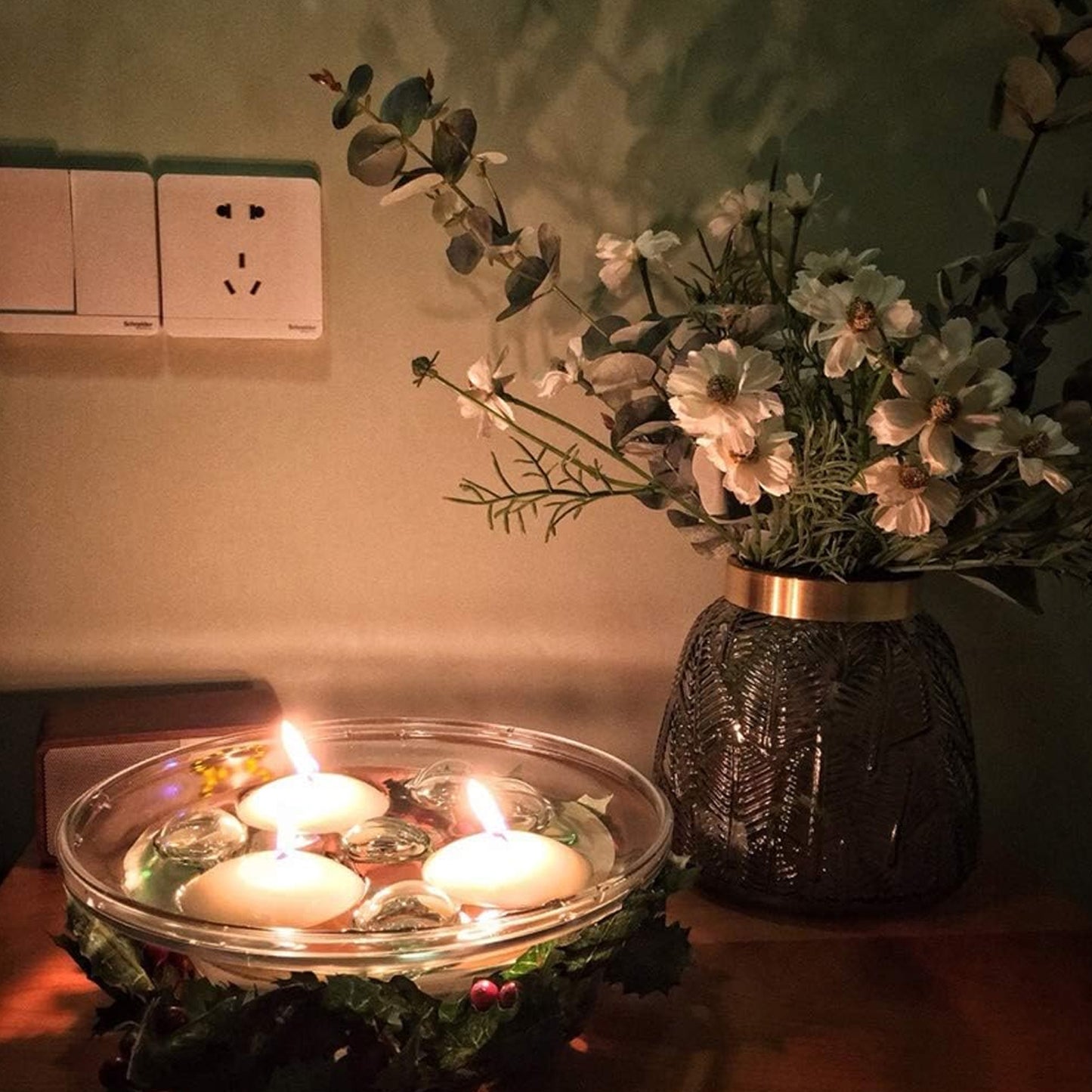Wukusy floating candle light holder set with candles, creating romantic atmosphere on water-filled coffee table decoration.