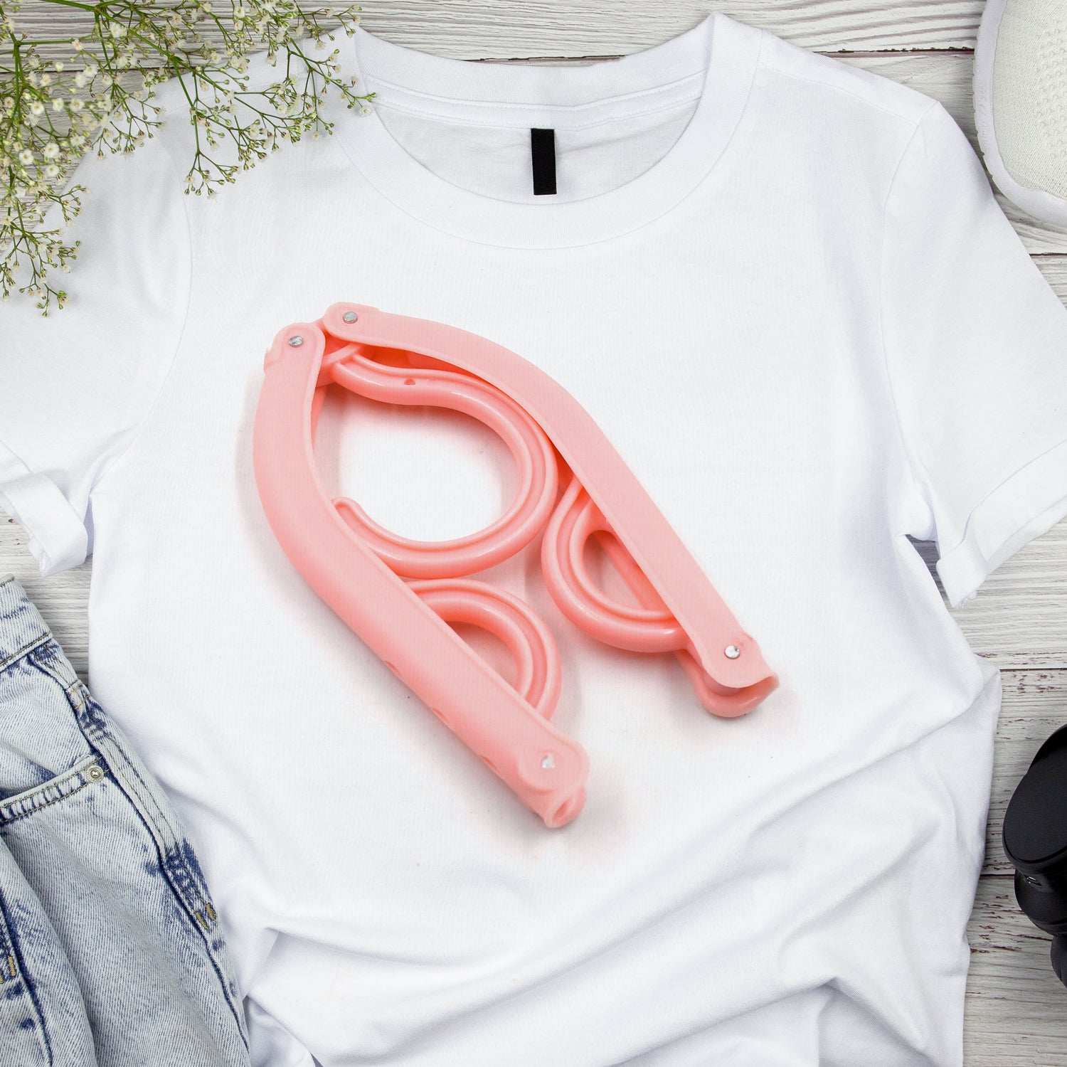 Wukusy 1432a portable foldable travel hangers with clips for scarves, suits, trousers, shirts, socks, and underwear, suitable for travel and home.