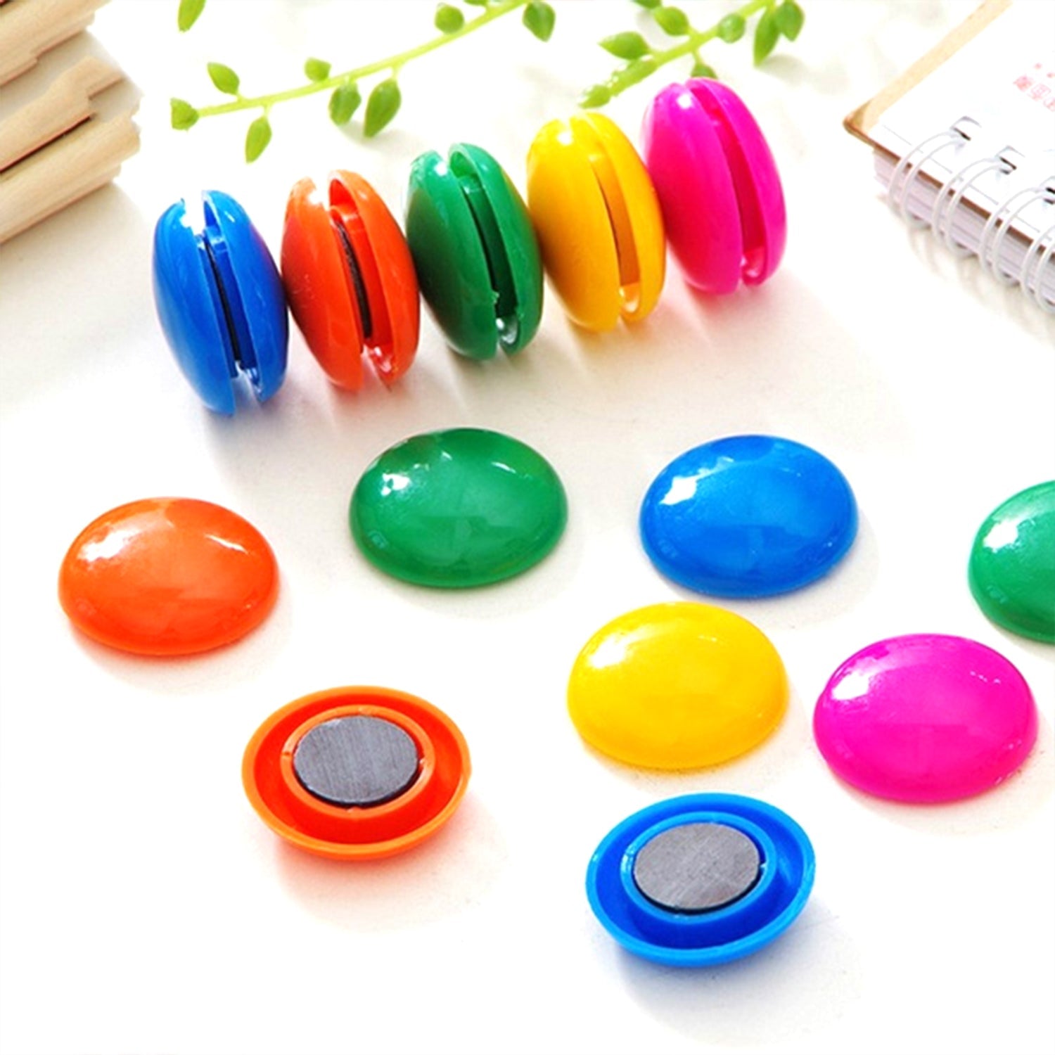 Wukusy white magnetic nail circles, 2cm, colorful plastic magnetic buckles, household teaching magnets, pack of 200 pieces.
