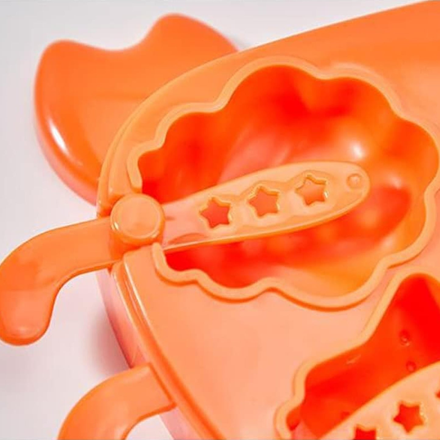 Wukusy crab-shaped silicone ice cream and popsicle mold for household use, perfect for making fun frozen treats for children.