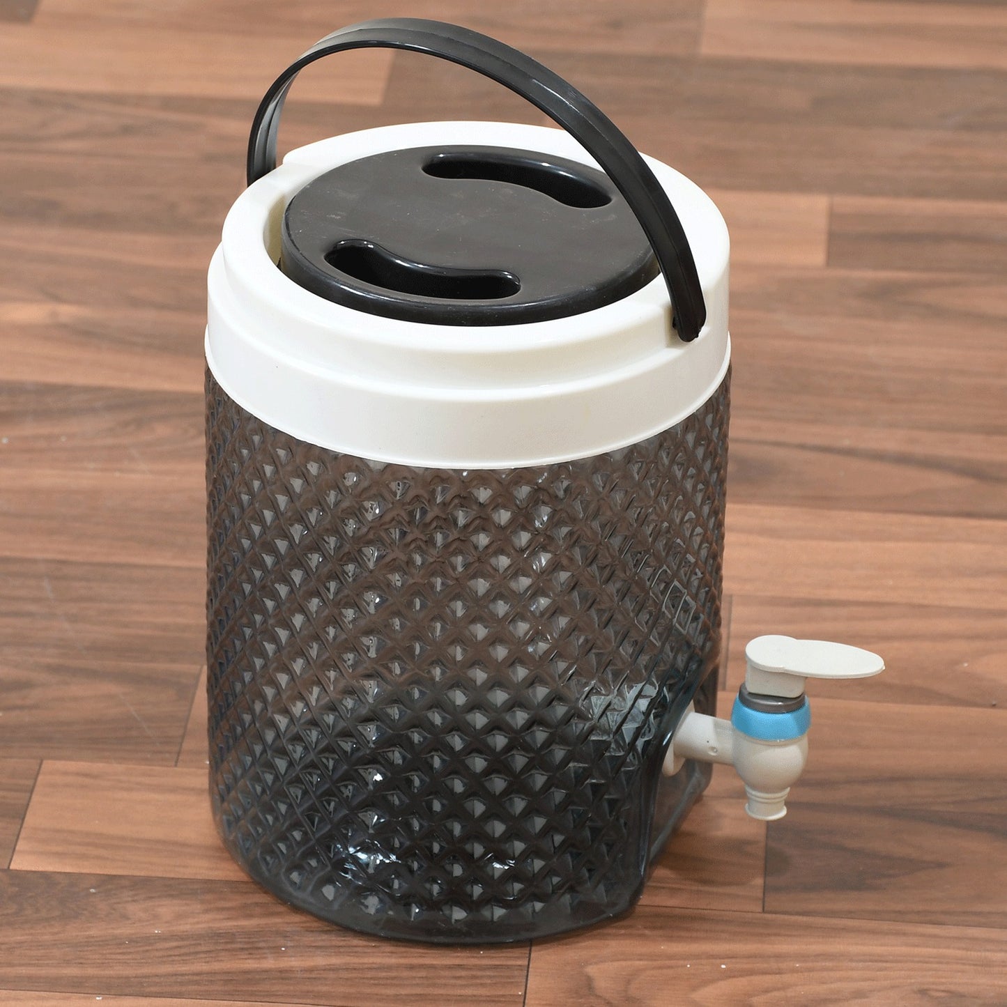 Wukusy 5984 diamond cut plastic water jug, 4500ml capacity, ideal for carrying water and beverages, home improvement use