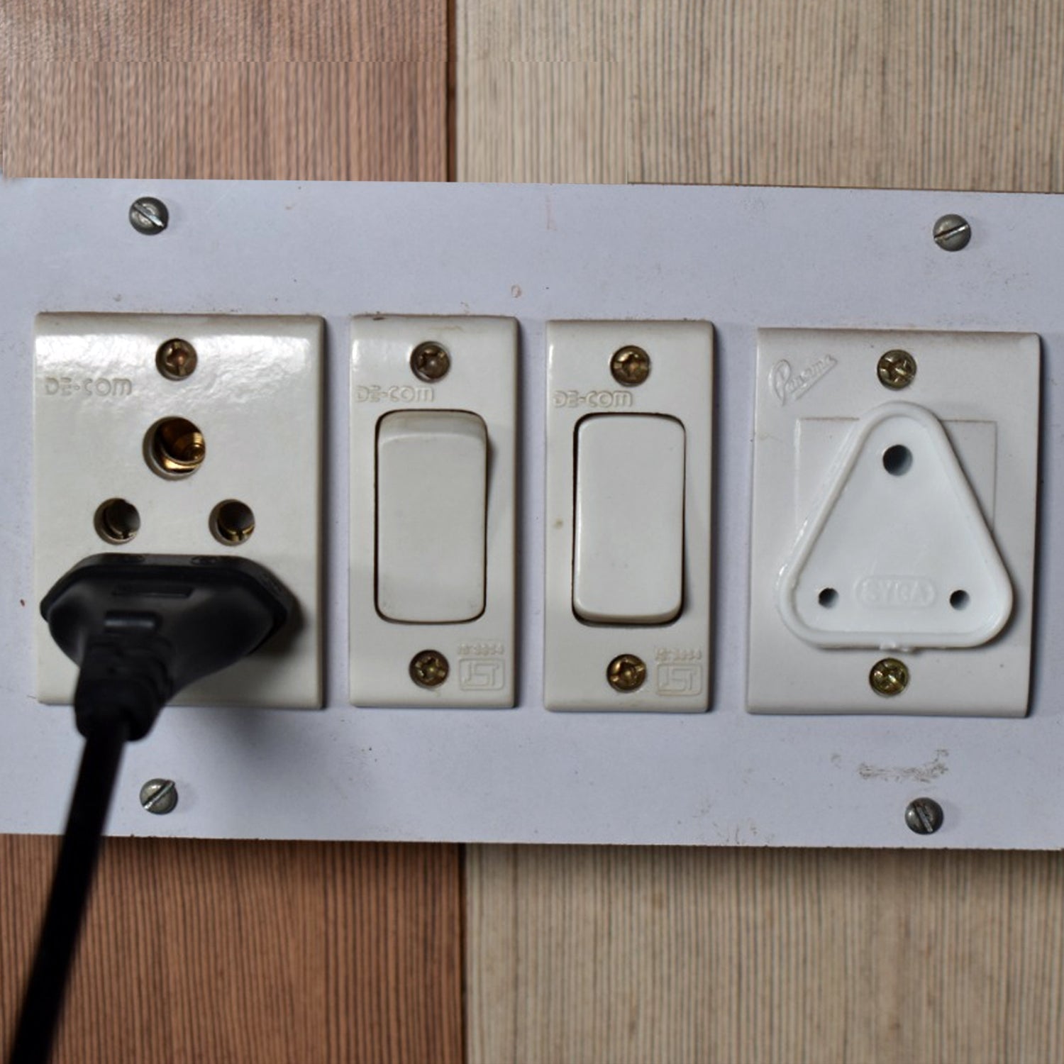Wukusy baby safety electrical socket cover outlet protector, small plastic plug covers for child-proofing, pack of 100 pieces.