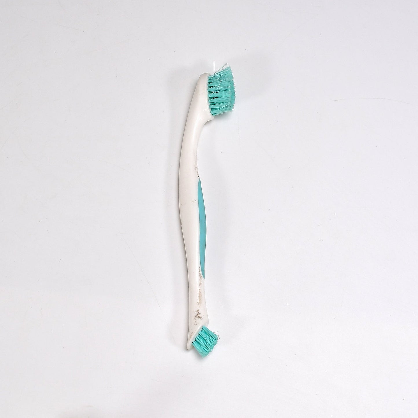 Wukusy 6665 multipurpose two-side brush for home and kitchen cleaning, featuring durable bristles and ergonomic handle.