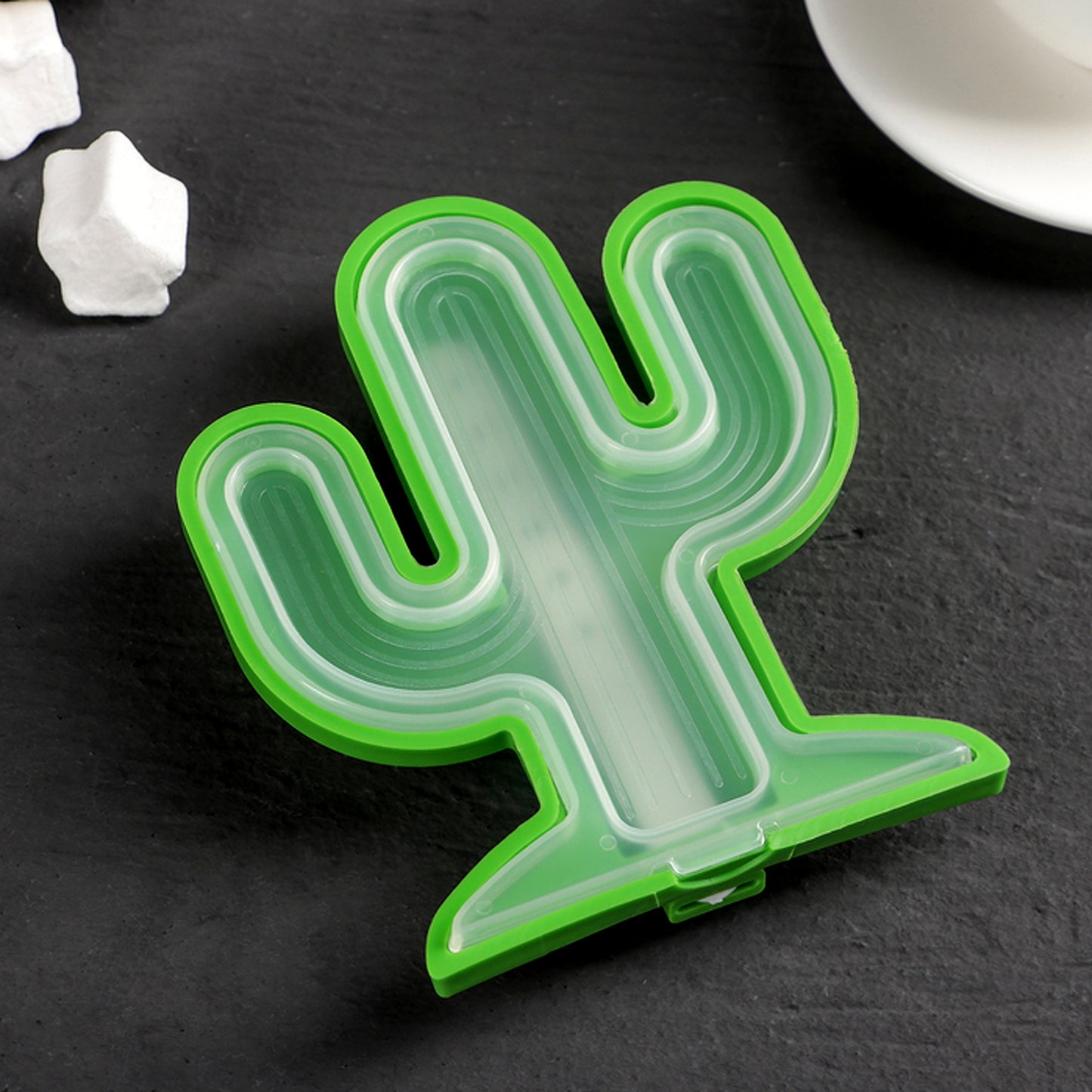 Wukusy cactus shape silicone ice cream mold and popsicle mold for DIY kitchen ice pops and frozen treats.