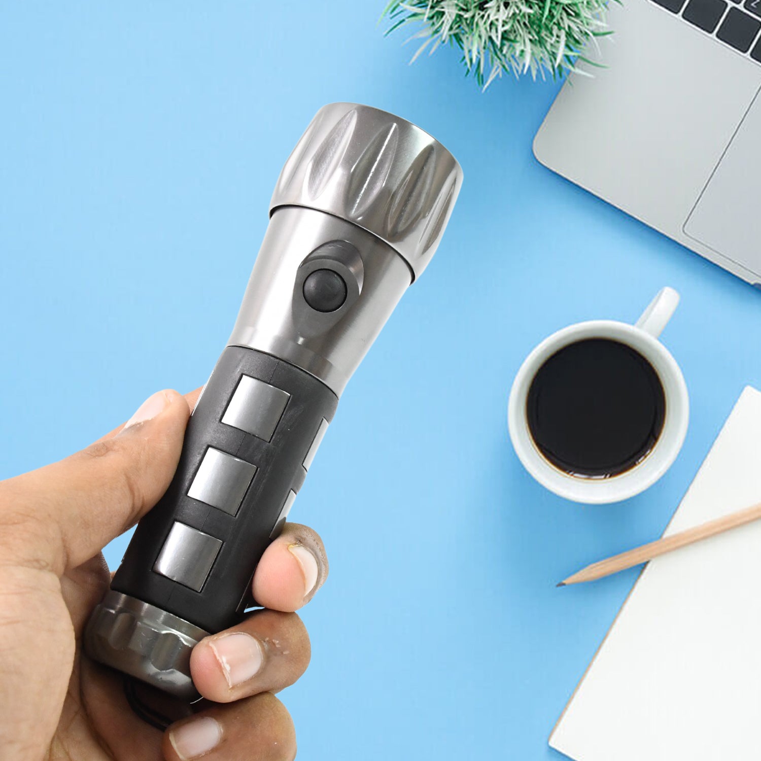 Wukusy aluminium LEDxenon rubber grip hand torch with 31.5V power, batteries not included, suitable for home improvement tasks