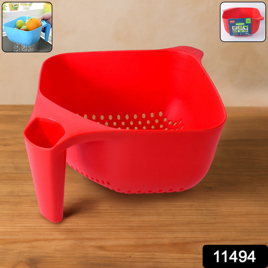 Wukusy Apex multi-functional plastic strainer bowl with ergonomic handle, suitable for kitchen and home improvement tasks.