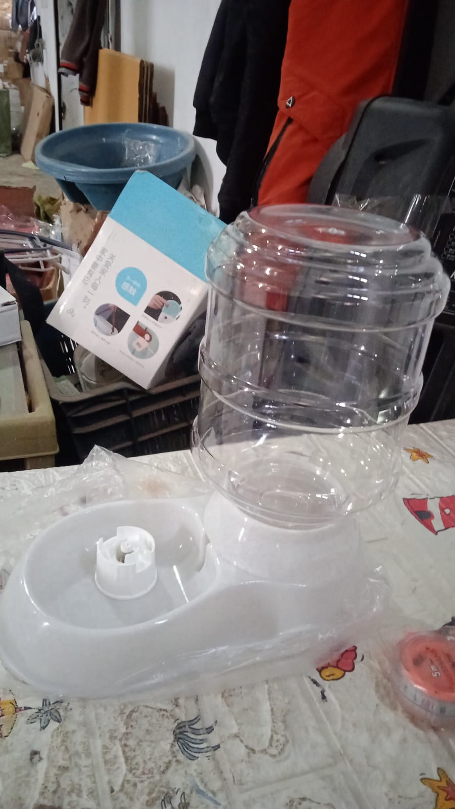 Wukusy automatic pet water dispenser and gravity feeder for cats and dogs, with a clear water bowl and self-dispensing design.