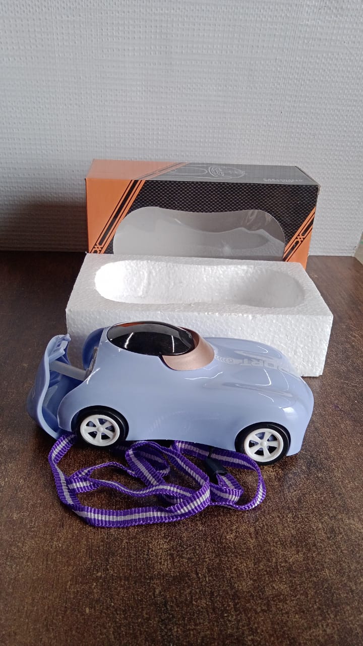 Wukusy car-shaped water bottle with built-in straw, 280ml capacity, ideal for home improvement or on-the-go hydration.
