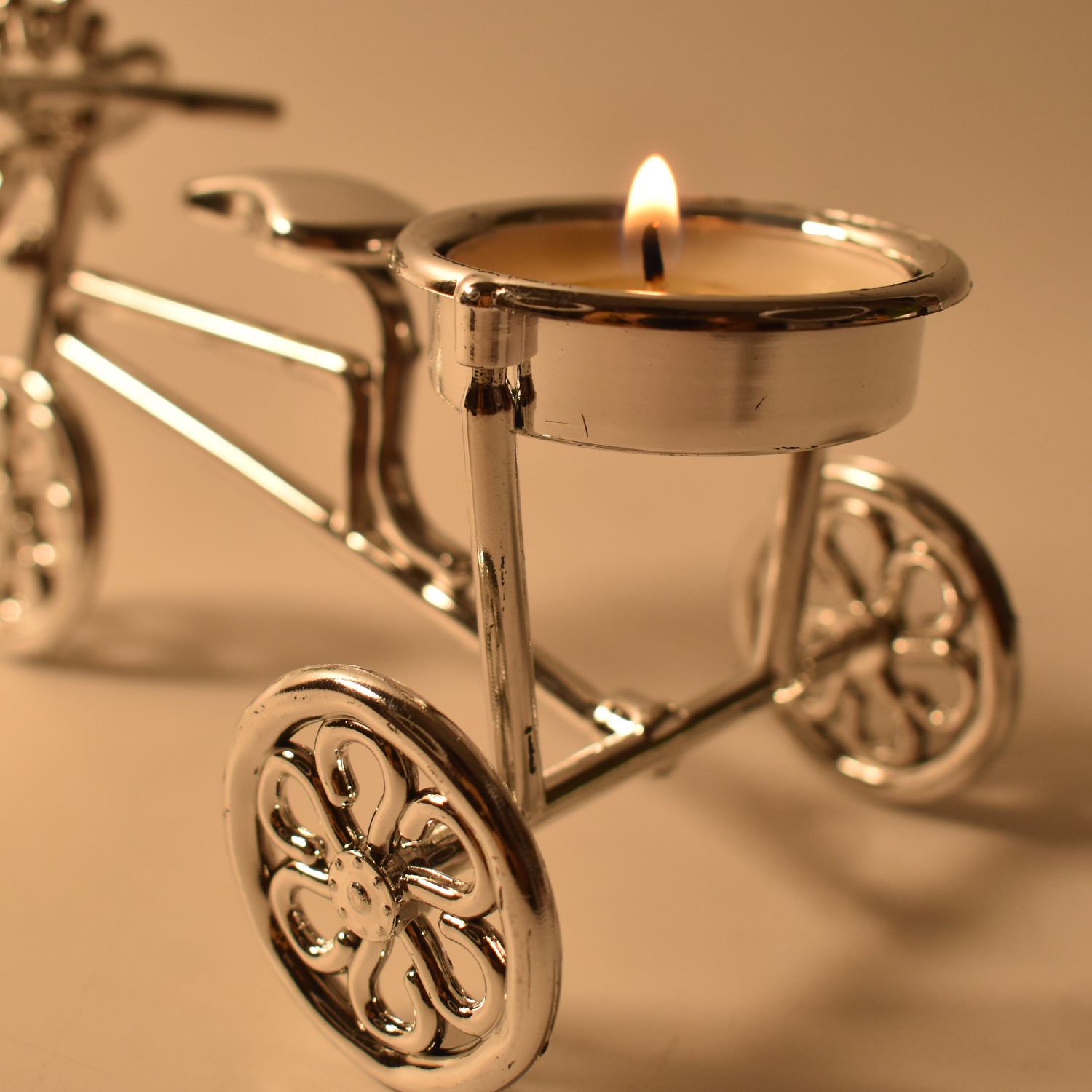 Wukusy tealight holder candle holder, decorative home improvement piece, featuring a sleek design for ambient lighting.