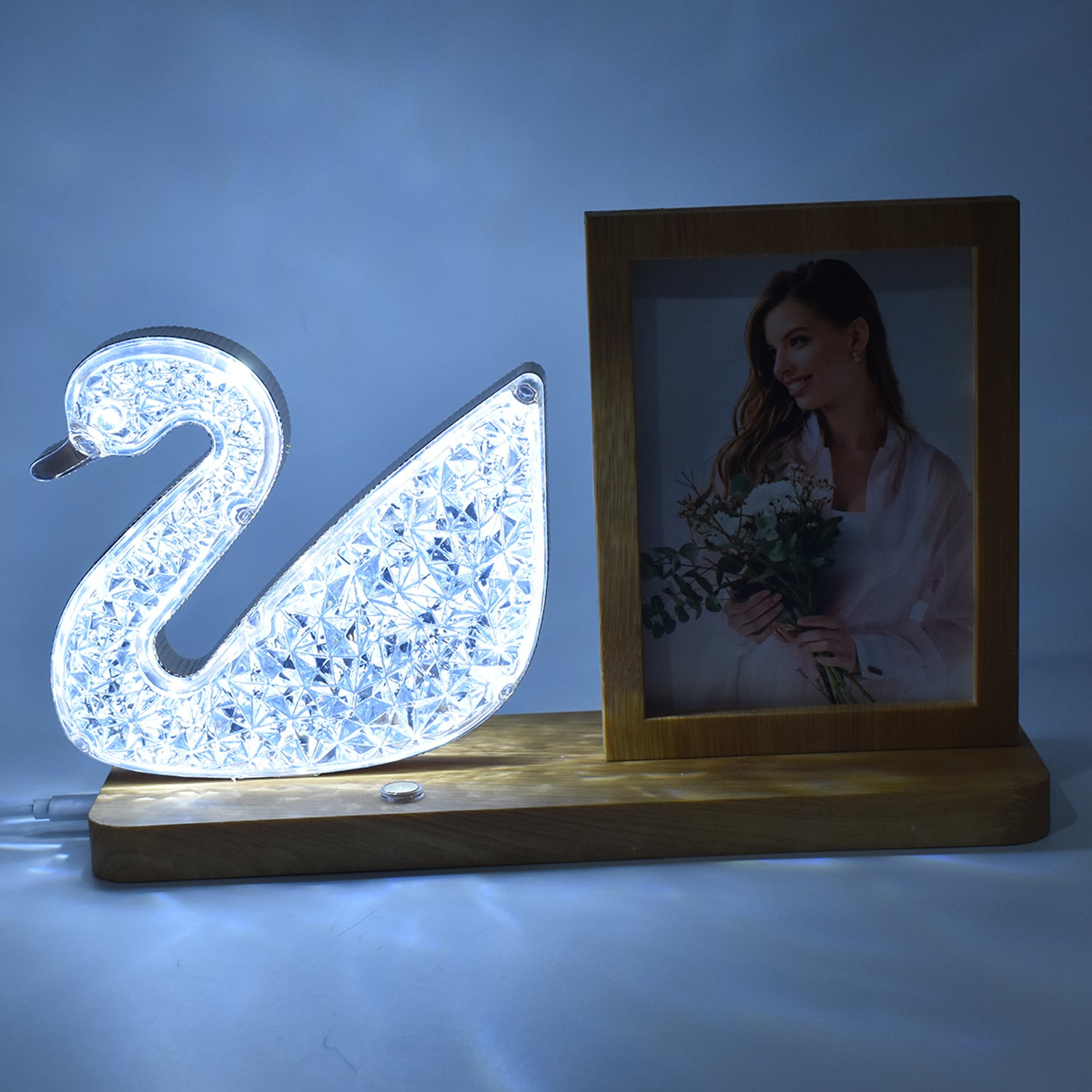 Wukusy duck-shaped crystal LED lamp photo frame night light, perfect for weddings and romantic home decor.