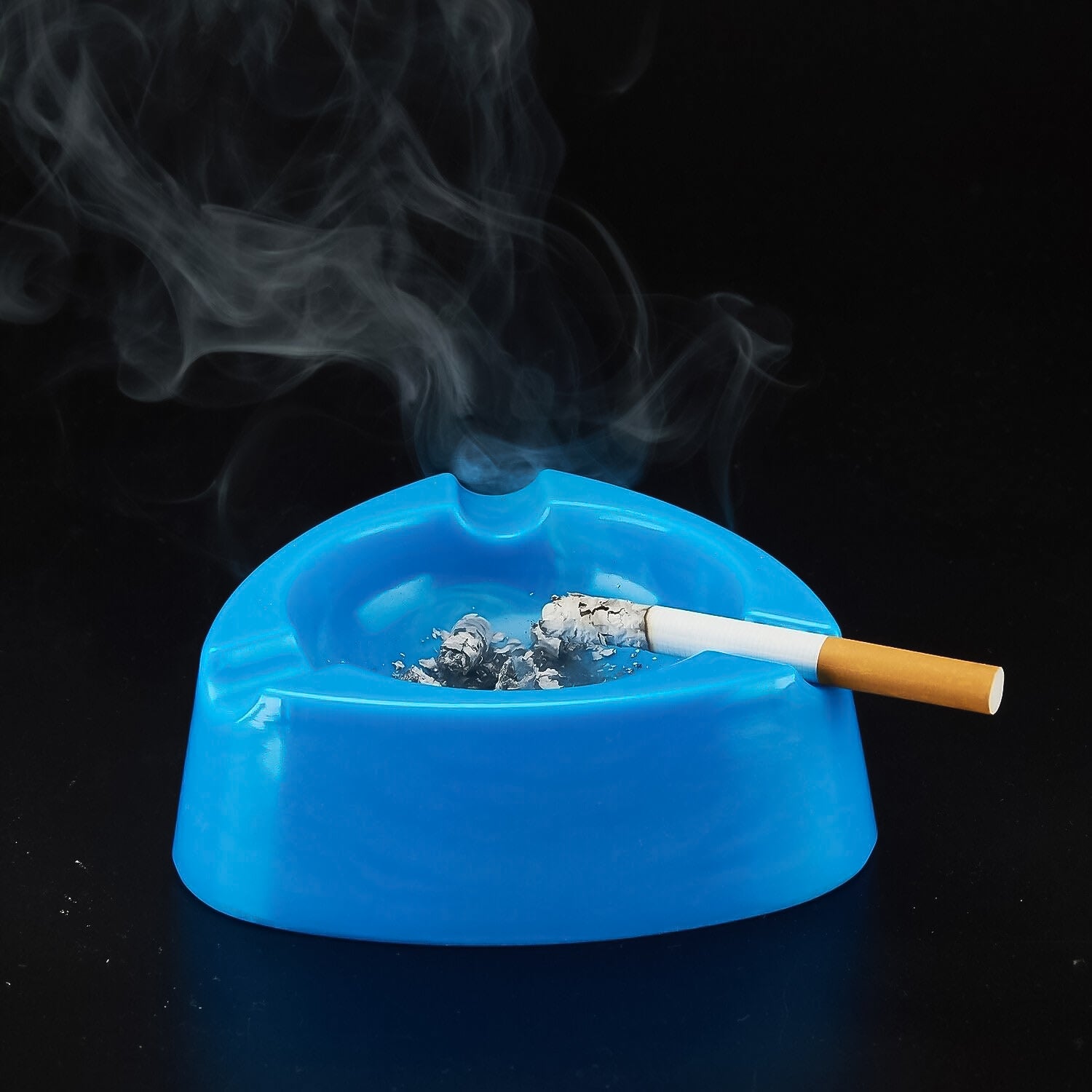 Heavy-duty plastic ashtray in mixed colors by Wukusy, designed for home improvement and outdoor use.