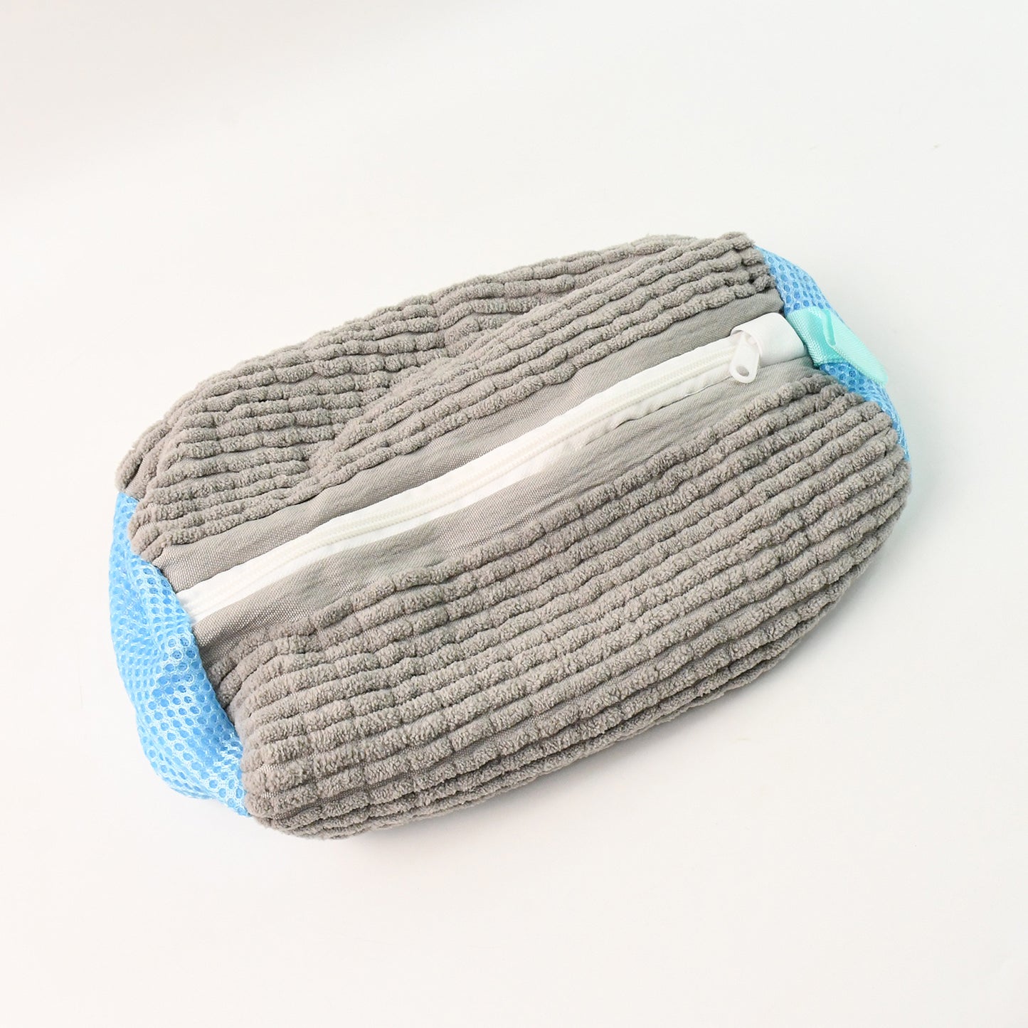 Wukusy heavy-duty reusable shoe washing bag for washing machine, durable mesh bag for cleaning shoes.