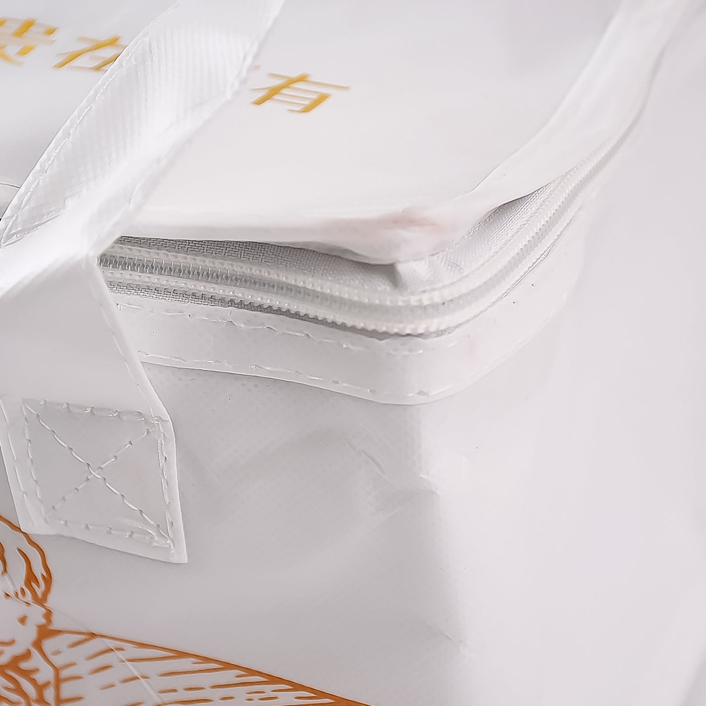Wukusy insulated thermal lunch bag for keeping meals fresh, featuring a compact design suitable for home or on-the-go use.