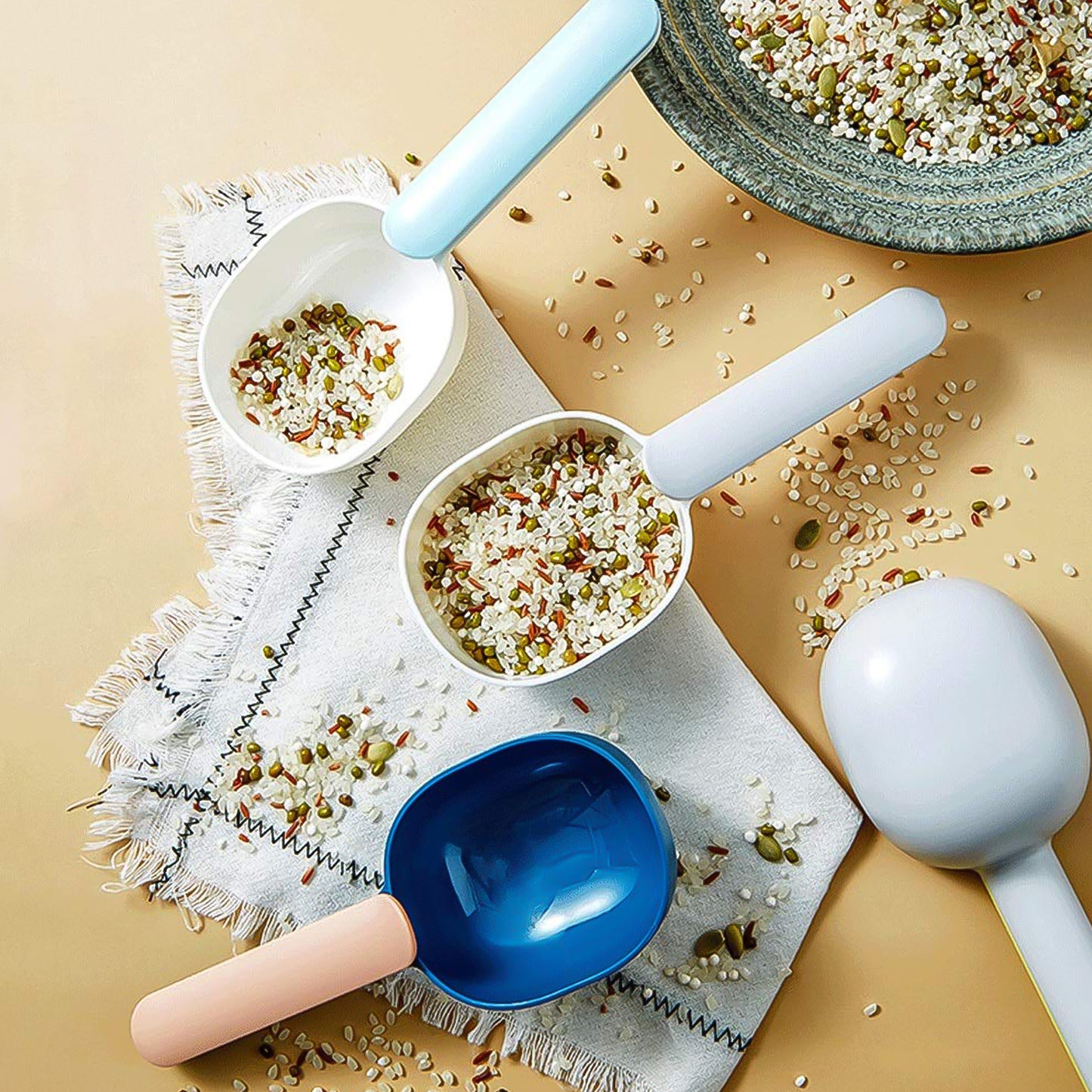 Large plastic measuring spoon for flour from Wukusy, ideal for home kitchen use, featuring a durable handle and precise measurement.
