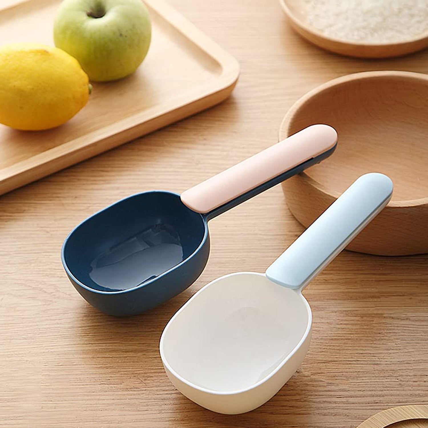 Large plastic measuring spoon for flour from Wukusy, ideal for home kitchen baking and cooking, featuring a durable, easy-to-clean design.