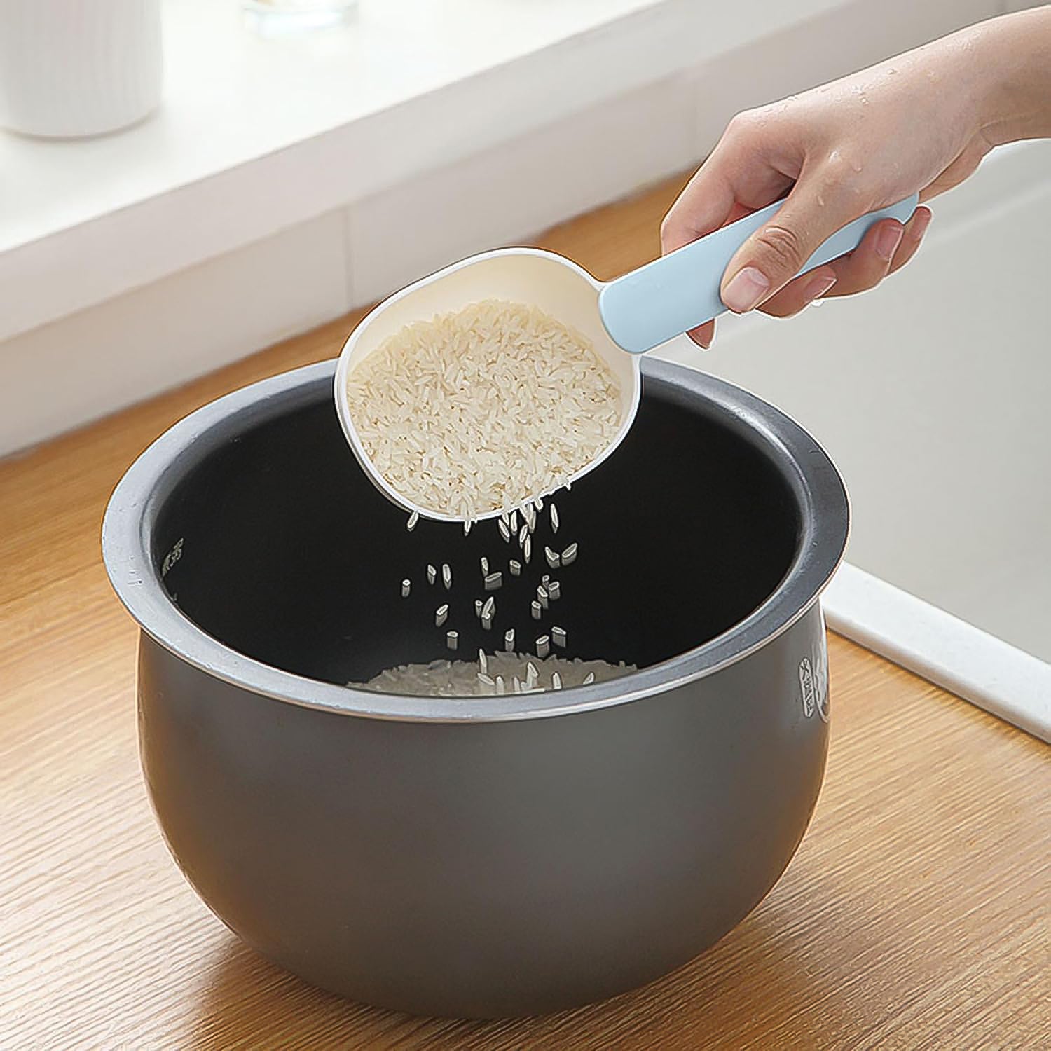 Large plastic measuring spoon for flour from Wukusy, ideal for home kitchen baking and cooking, showcasing the scoop's size and handle.