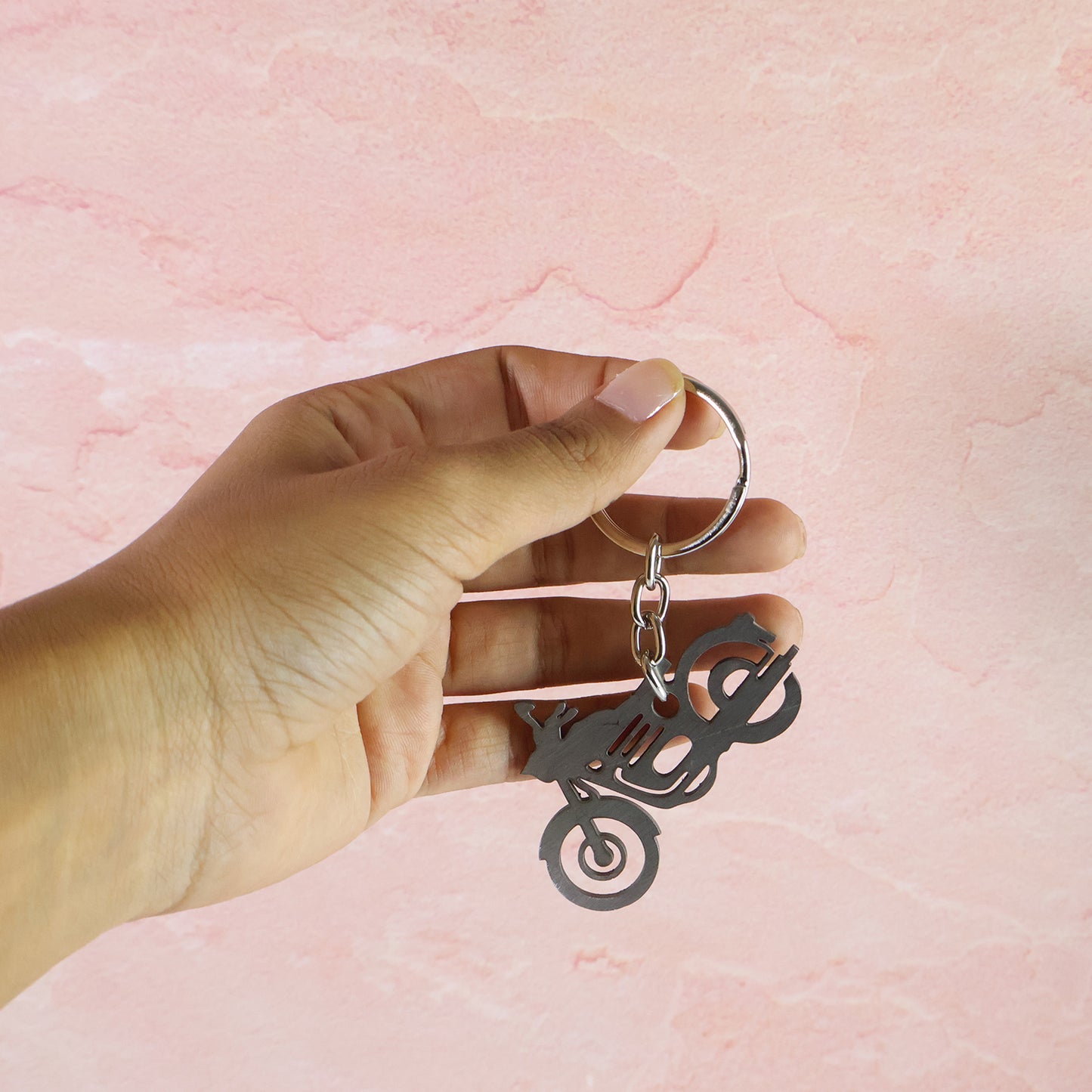 Wukusy motorcycle silhouette metal keychain, ideal for home improvement, showing a detailed motorcycle design on a keychain.