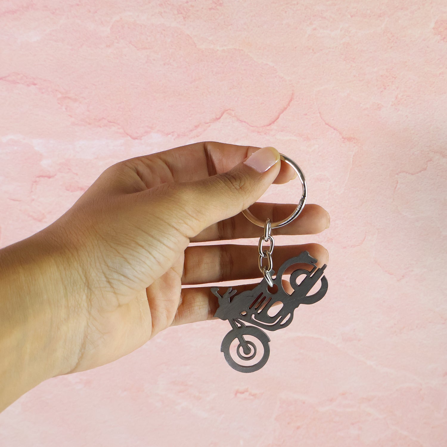 Wukusy motorcycle silhouette metal keychain, ideal for home improvement, showing a detailed motorcycle design on a keychain.