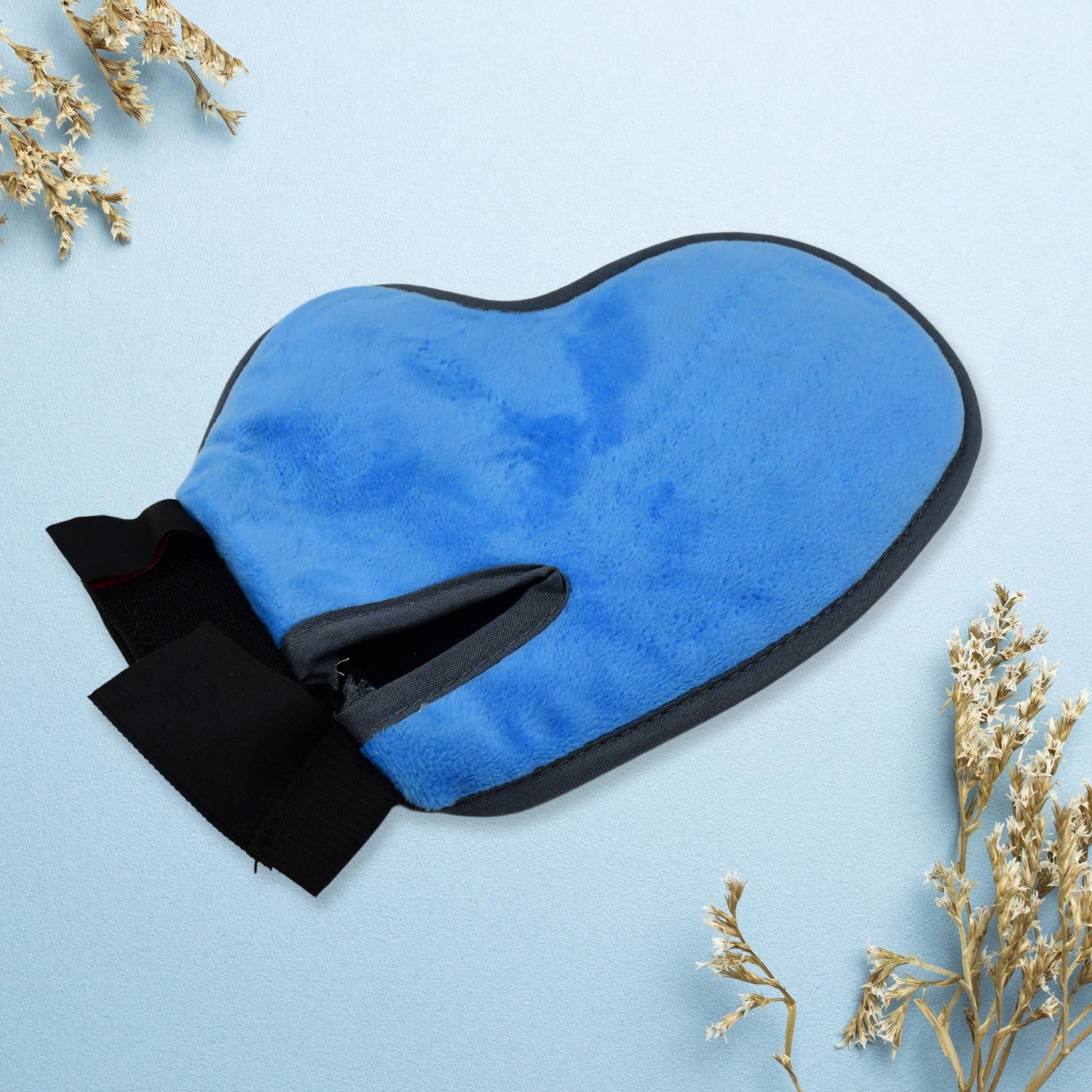 Wukusy pet grooming glove with descending brush design, humanized comfort, suitable for removing loose fur from pets.