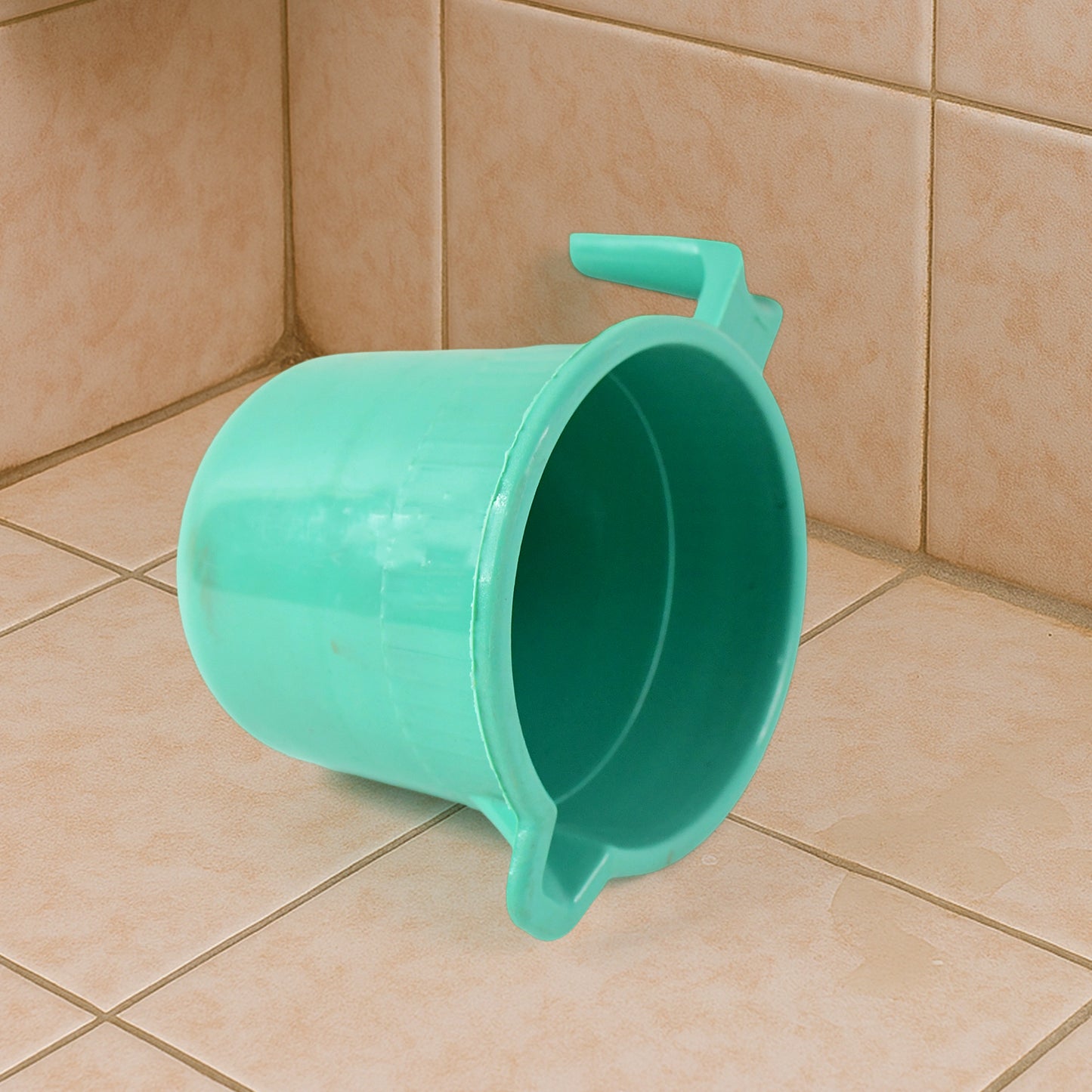 Wukusy plastic bath mug for bathroom use, 1-piece, durable plastic cup for rinsing and cleaning in the bathroom.