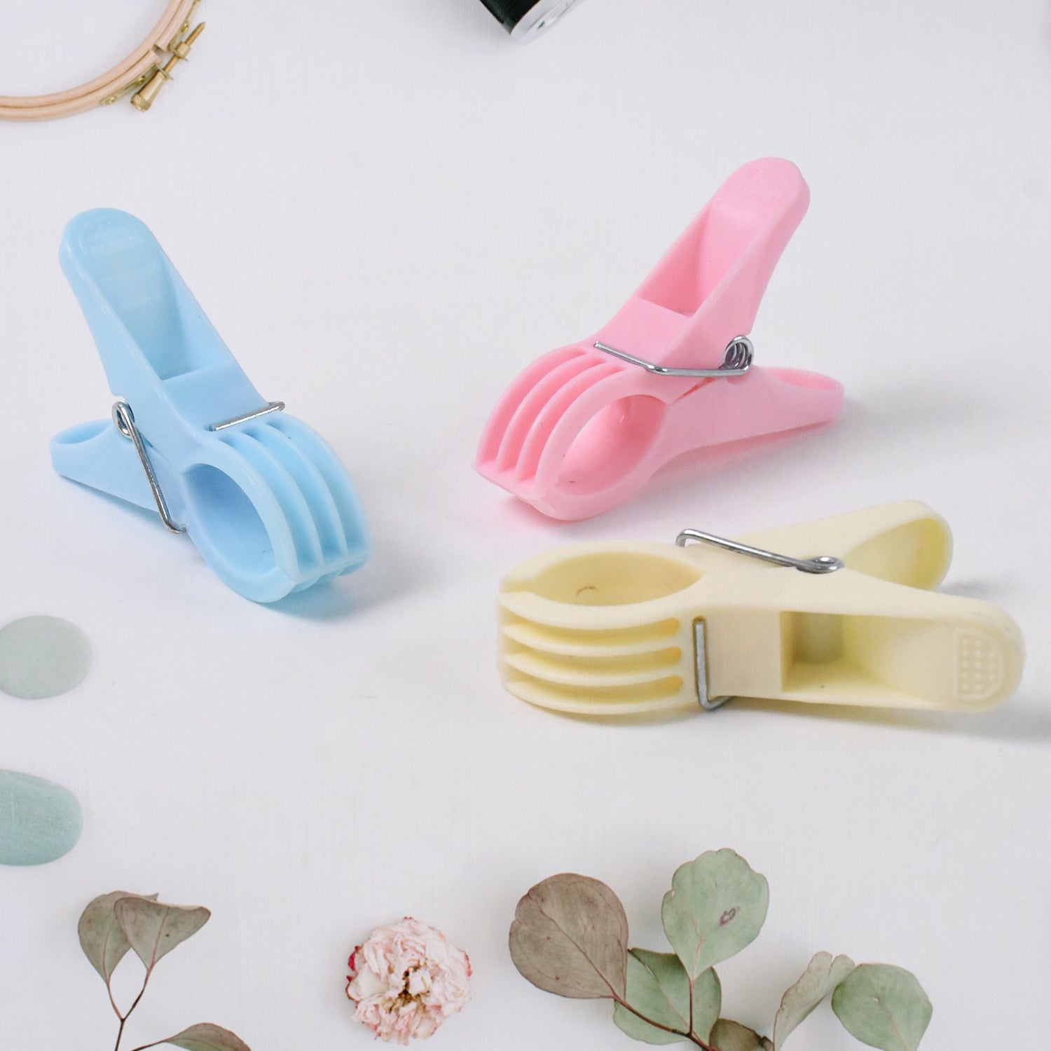 Multicolour plastic cloth clips from Wukusy, pack of 12, suitable for home improvement and laundry use.