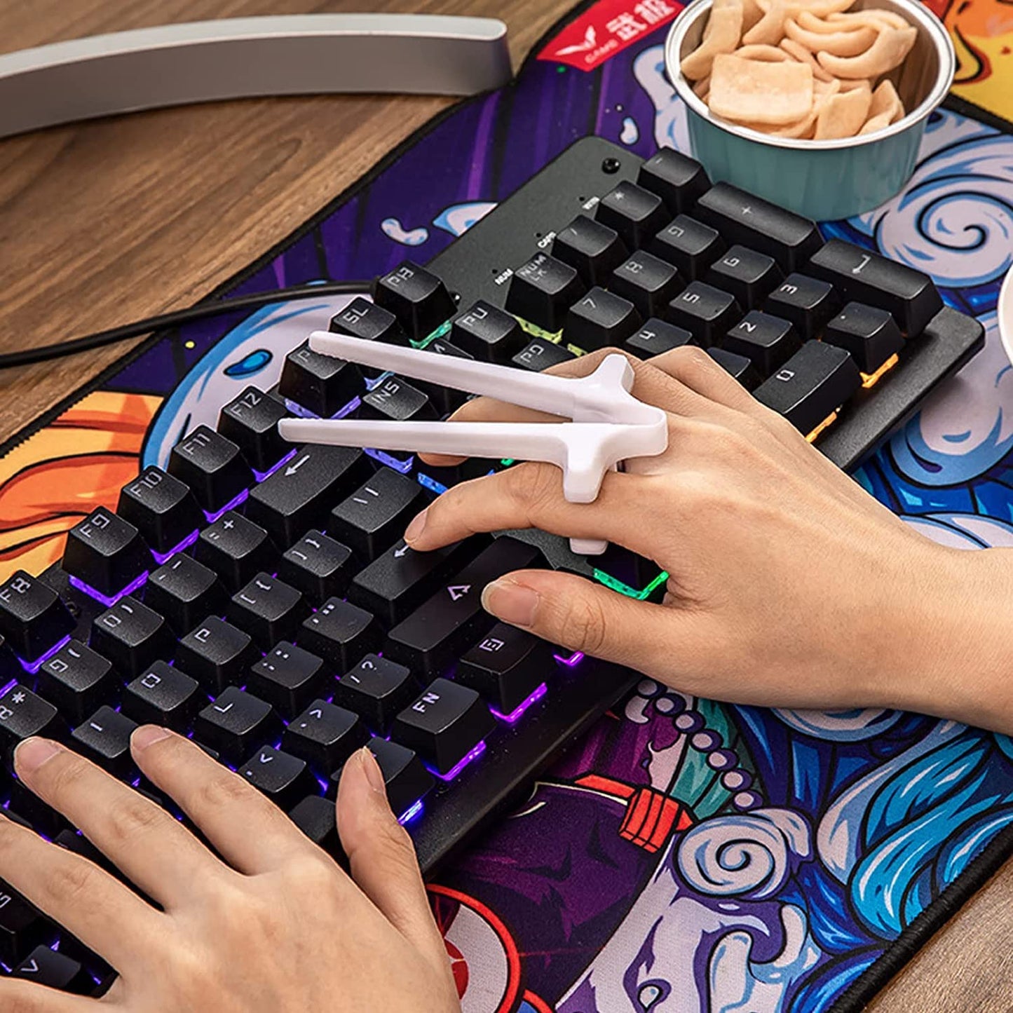 Wukusy plastic finger chopsticks for gamers, snack clips, designed for easy handling and snacking during gaming sessions.