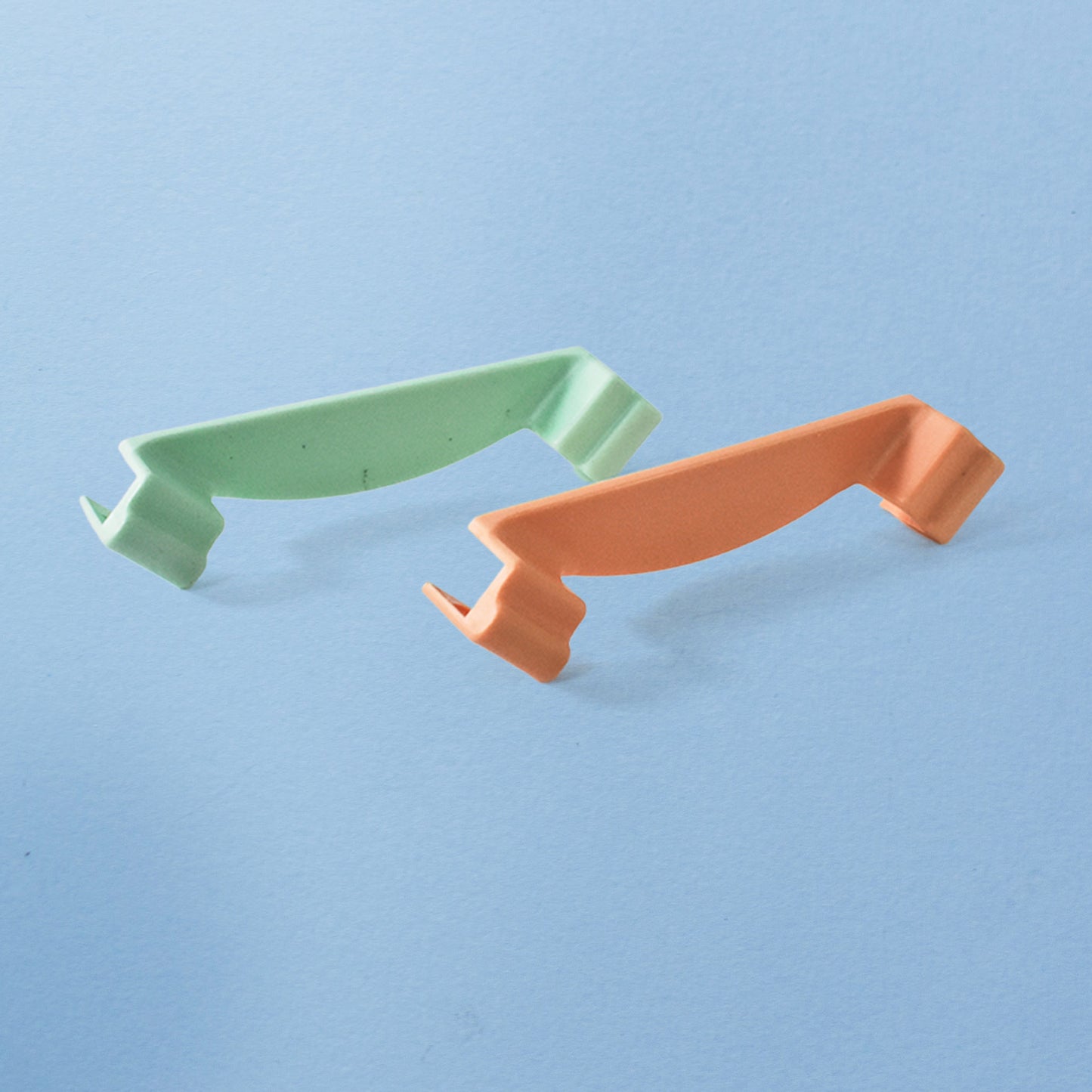 Wukusy plastic stackable wardrobe organizer clips set with 8 pieces, used to support and secure wardrobe boxes and storage.