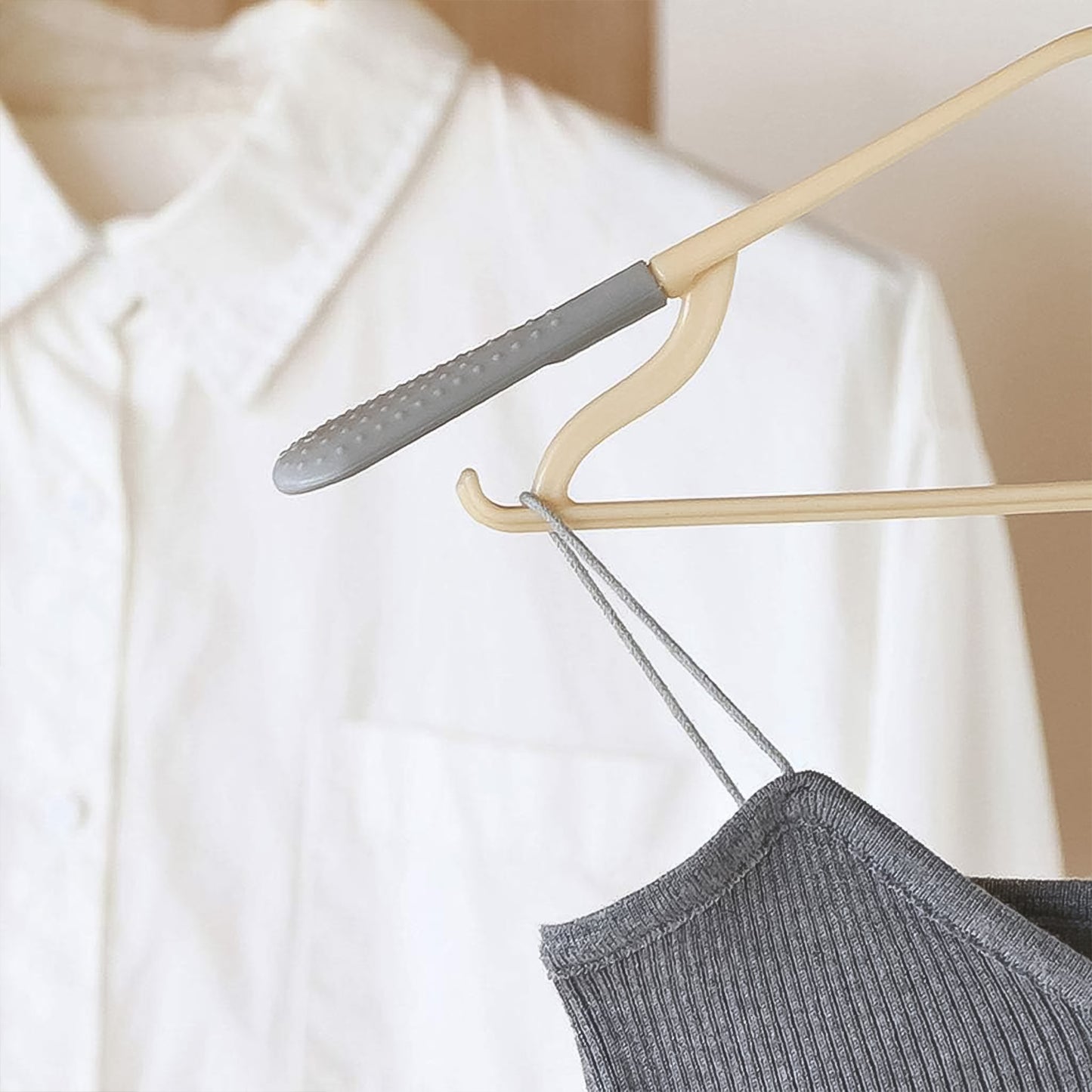 Wukusy PP cloth hanger with zinc-plated steel hook, single home improvement clothing hanger for closet organization.