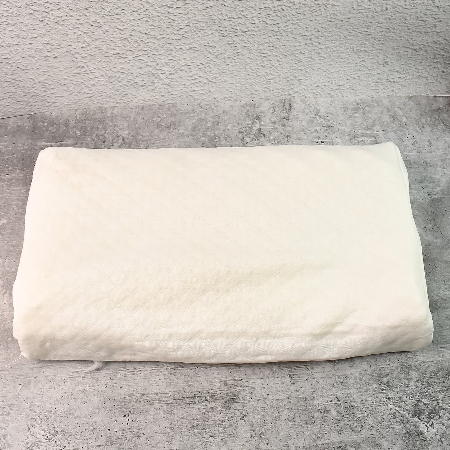 Wukusy orthopedic memory foam cervical pillow with contoured design, 48x27cm, for neck support and improved sleep comfort.