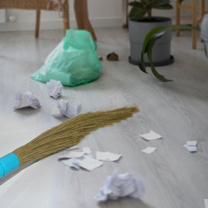 Wukusy Pro Clean expandable floor broom with plastic handle, ideal for home cleaning and floor sweeping.