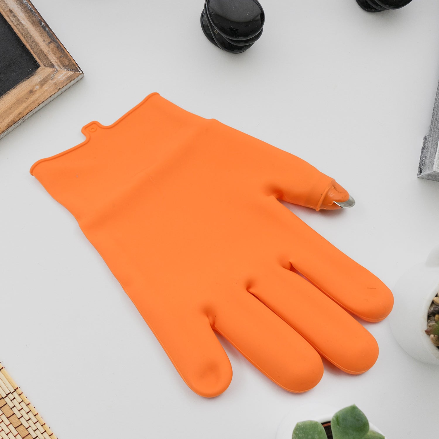 Right-handed silicone thumb cutter glove by Wukusy, designed for home improvement tasks, with a textured silicone grip for safety.