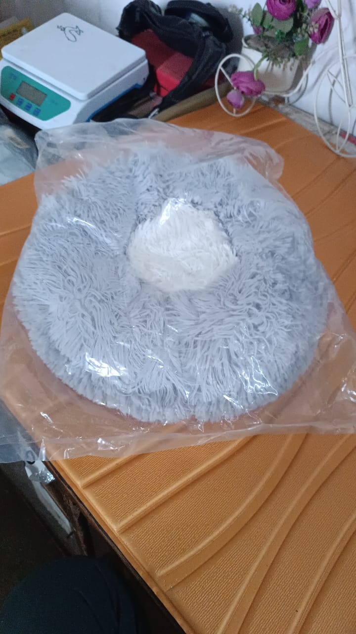 Wukusy round dog bed for small and medium dogs and cats, soft cushion with cozy fabric, ideal for home comfort.