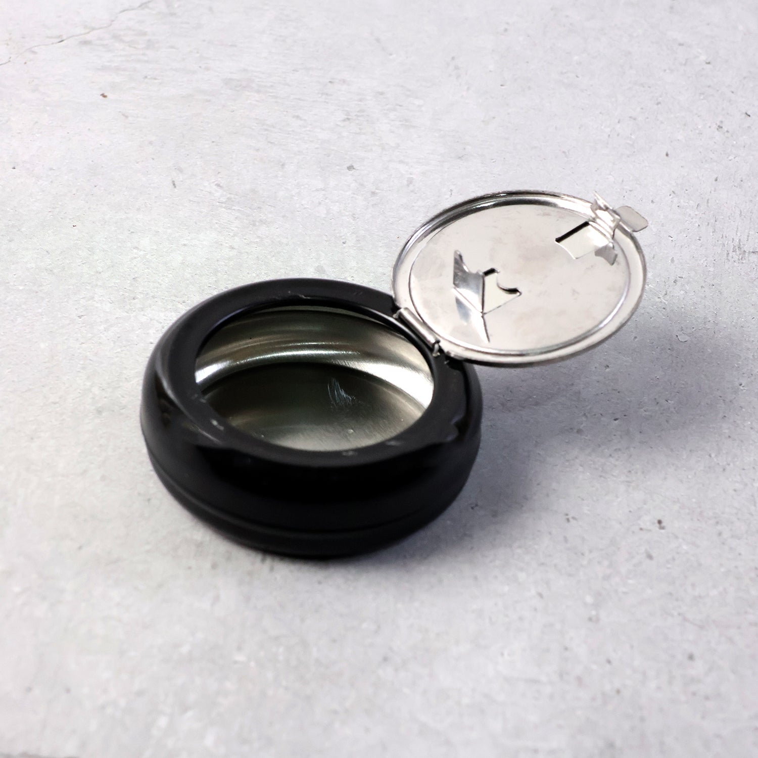 Wukusy round smokeless ashtray with lid for home improvement, featuring a sleek design and easy-to-clean surface.