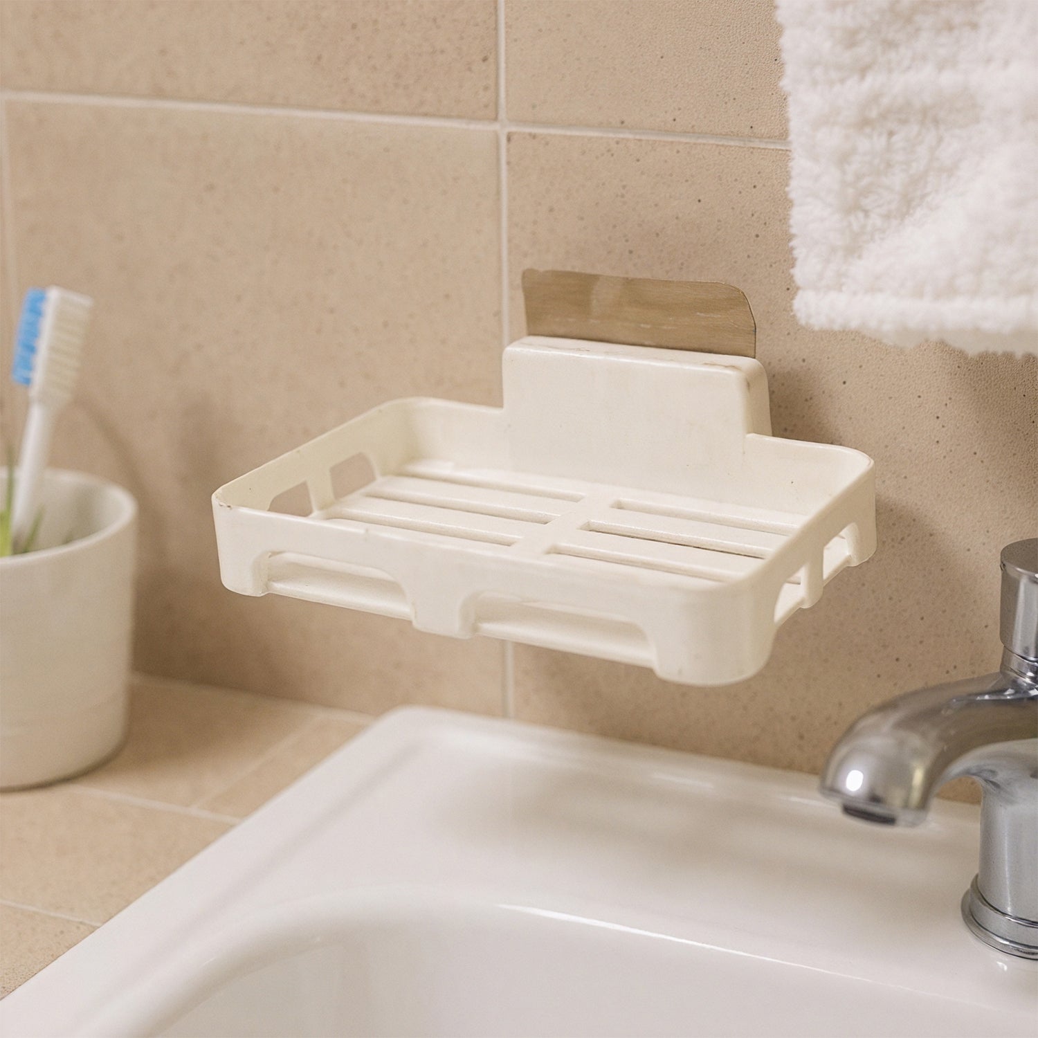 Wukusy self-adhesive wall mount plastic soap dish with drain slots for bathroom or kitchen organization.