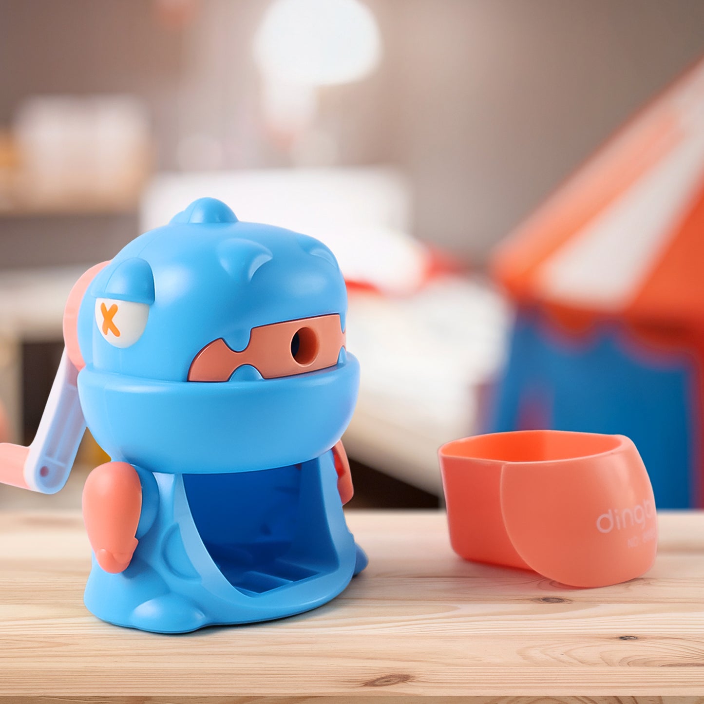 Wukusy teddy-shaped pencil sharpener with removable tray and steel cutter, ideal for kids' stationery and home improvement.