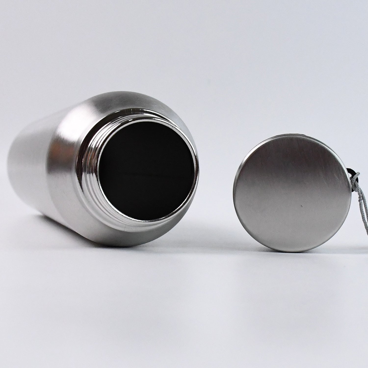 Wukusy stainless steel double wall vacuum-insulated water bottle, 1000ml, for hot and cold drinks, with sleek silver finish.