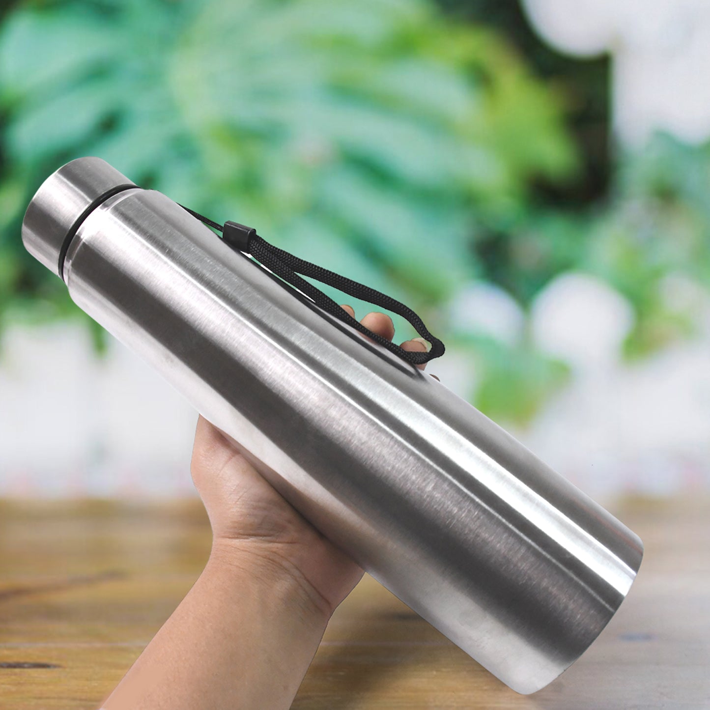Wukusy stainless steel double wall vacuum-insulated water bottle, 1000 ml, designed for cold and hot beverages.