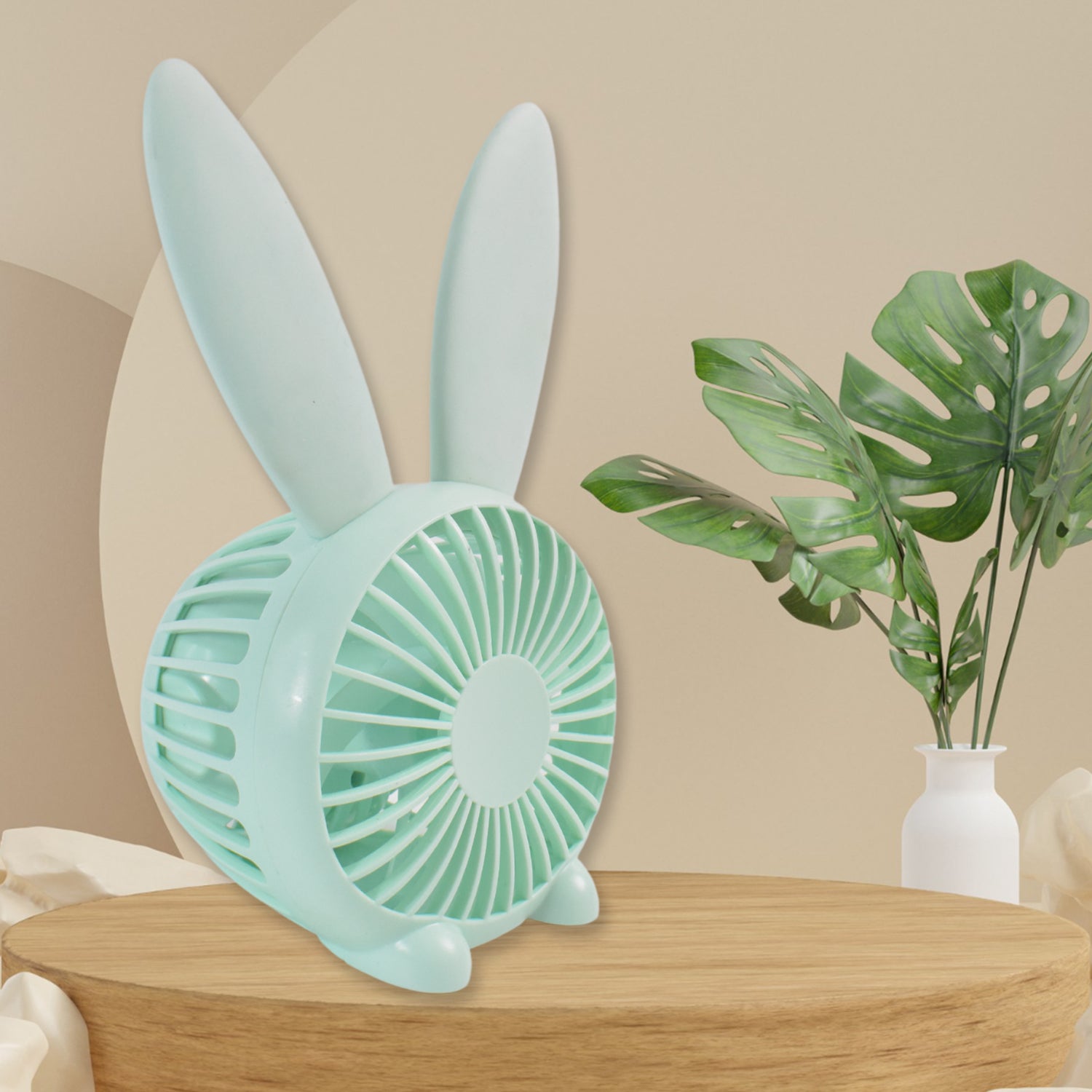 Wukusy USB desk fan in plastic, compact home improvement fan for desk cooling, powered by USB connection.