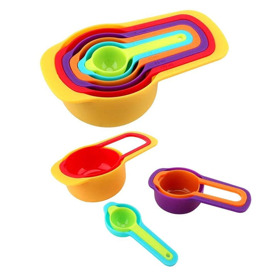 Set of six Wukusy plastic measuring spoons for kitchen use, featuring various sizes for accurate cooking and baking measurements.