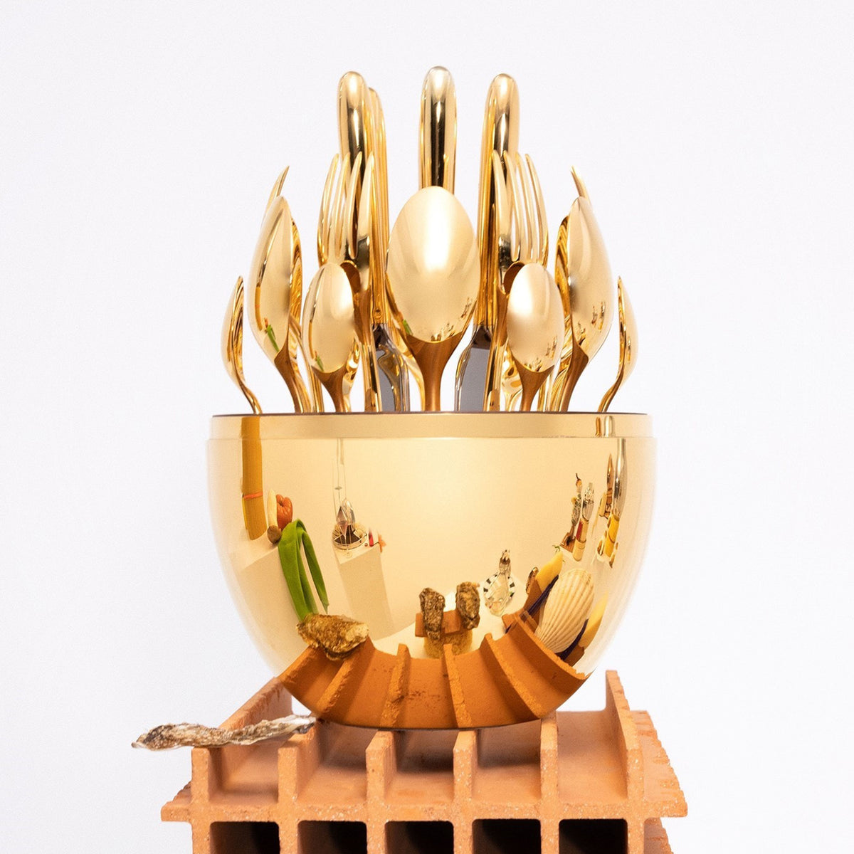 Wukusy 24-piece premium gold cutlery set with oval stand, includes stylish spoons, forks, knives, and a decorative egg-shaped spoon holder.